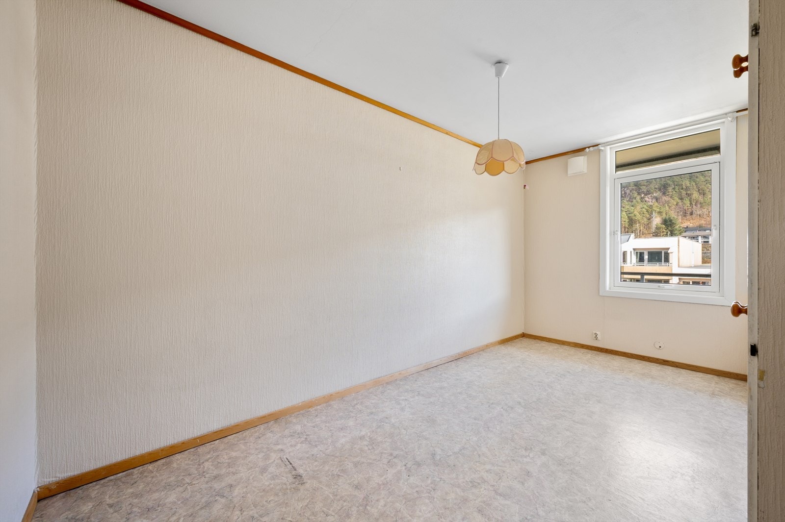 Det er god plass til både seng av ønsket størrelse samt tilhørende soveromsmøblement. Galleribilde