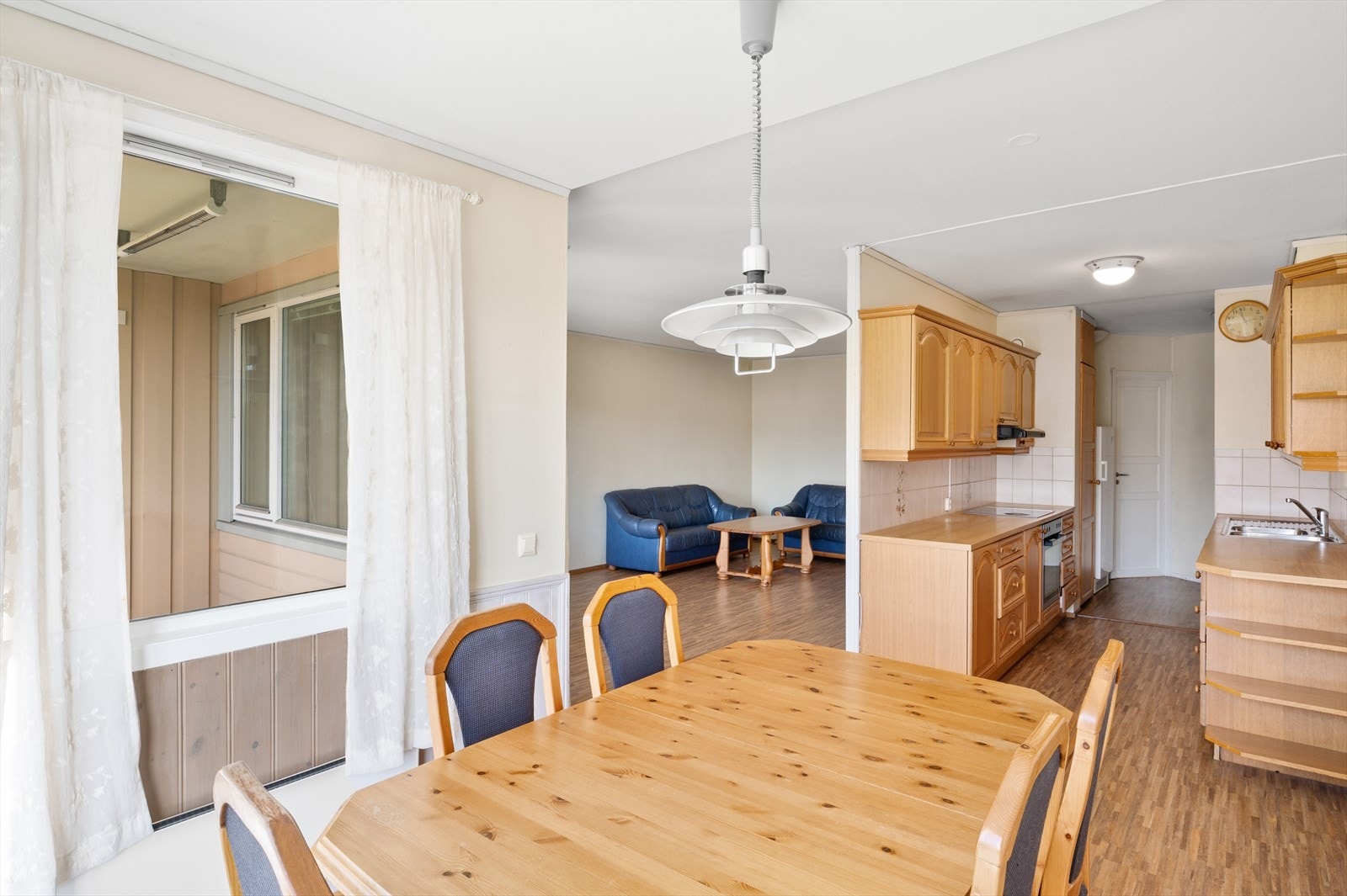 Fra stuen er det adkomst til leilighetens kjøkken. Galleribilde