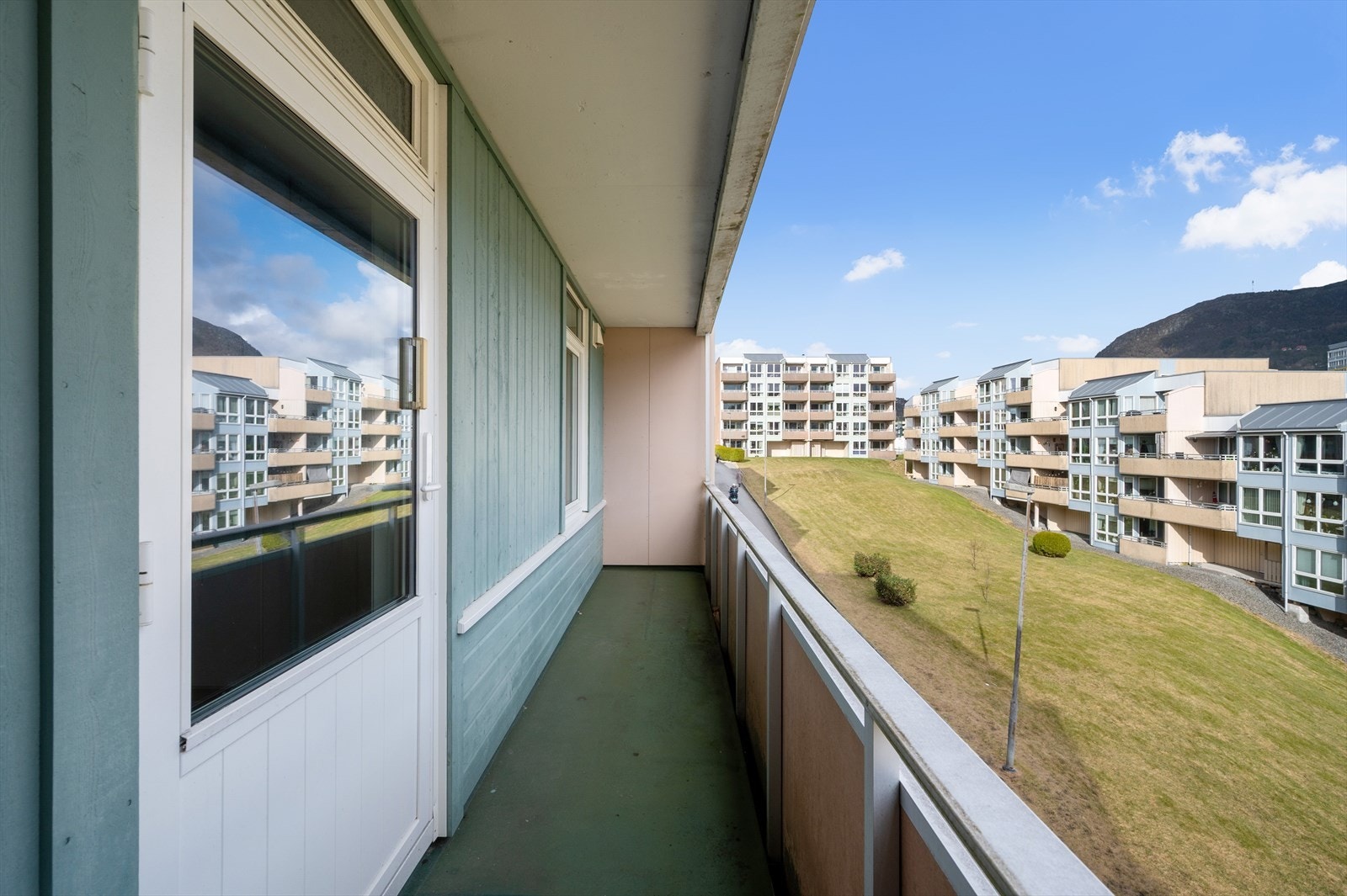 Den østvendte beliggenheten byr på herlig morgensol og inviterer til hyggelige stunder på terrassen. Galleribilde