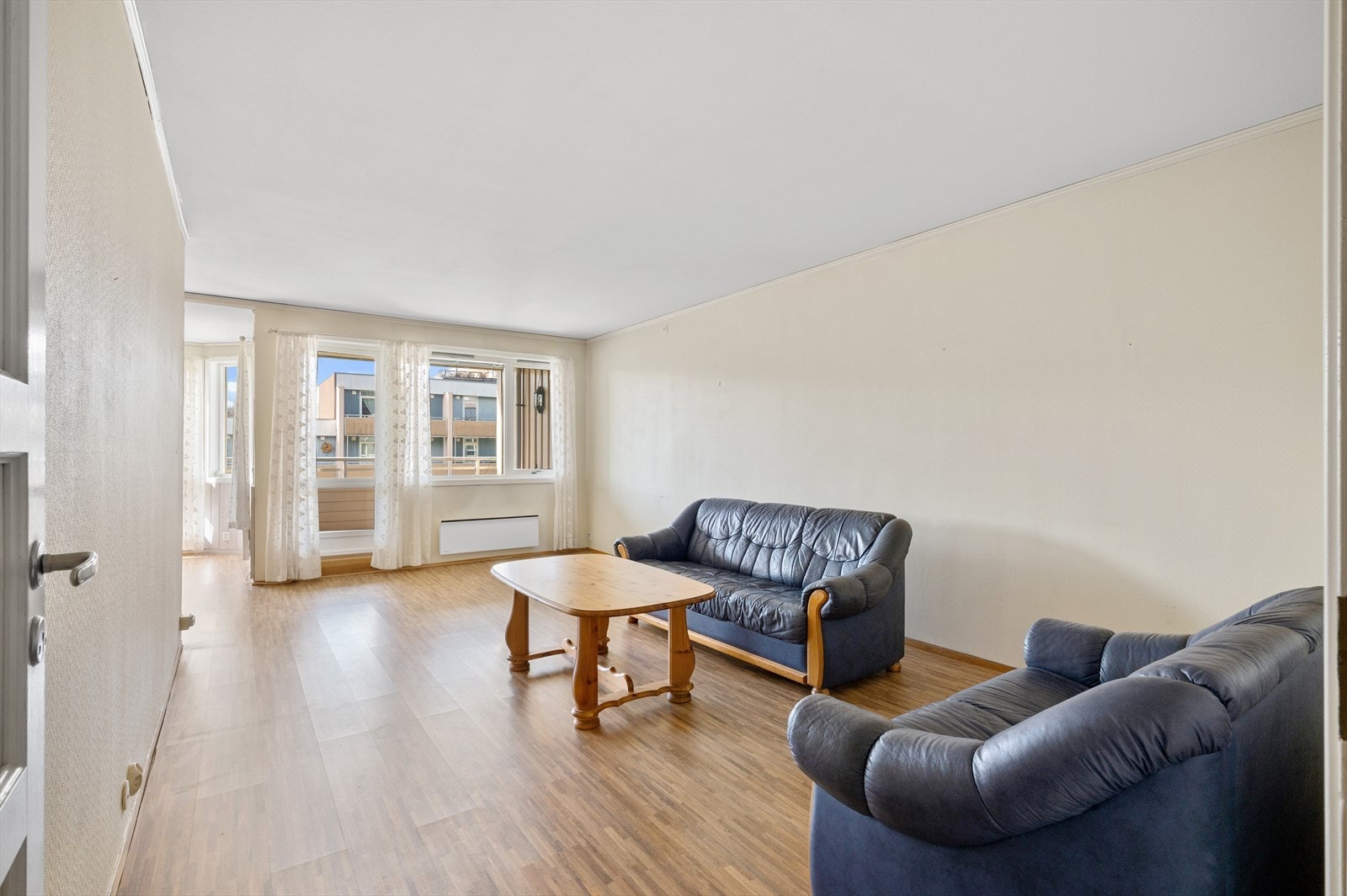 Lys og åpen stue på 23,6 m². Galleribilde