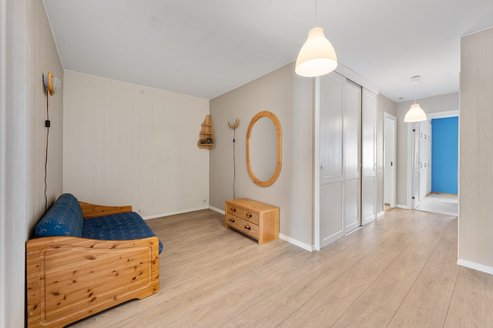 Herfra er det videre adkomst til oppholdsrommet, vaskerom, bad og wc, samt leilighetens to soverom. Galleribilde