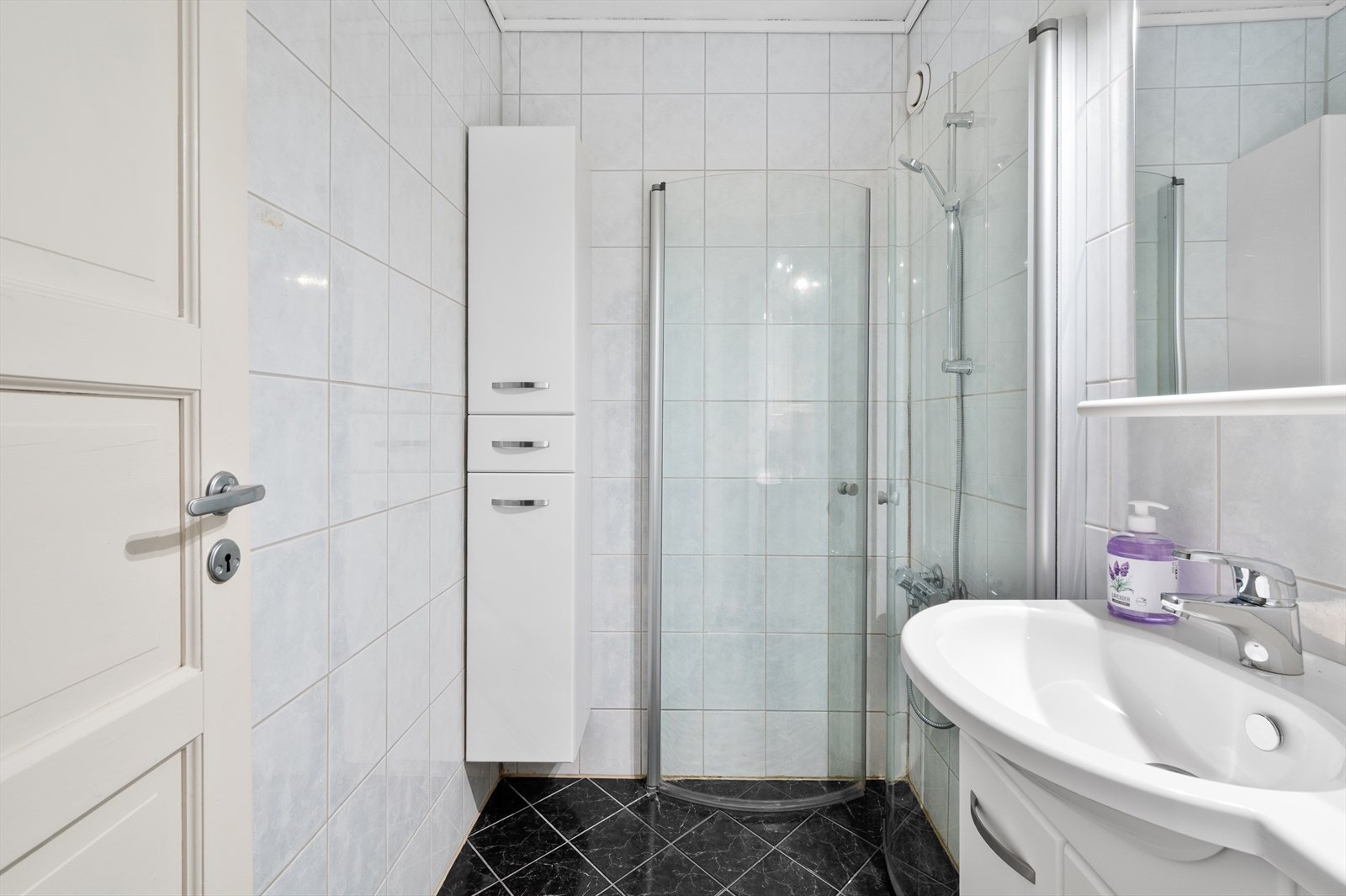 Leilighetens bad er helfliset med elektriske varmekabler i gulv. Galleribilde