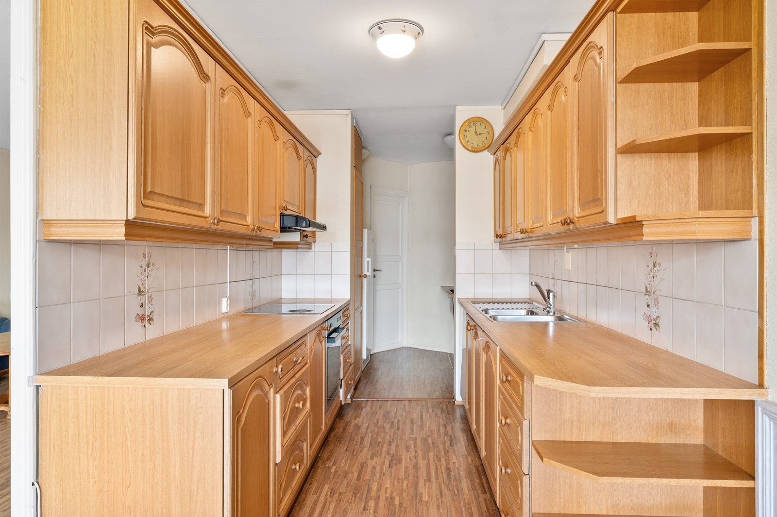 Ellers er kjøkkenet utstyrt med opplegg for oppvaskmaskin, integrert stekeovn og platetopp samt integrert kjøkkenventilator med avtrekk. Galleribilde