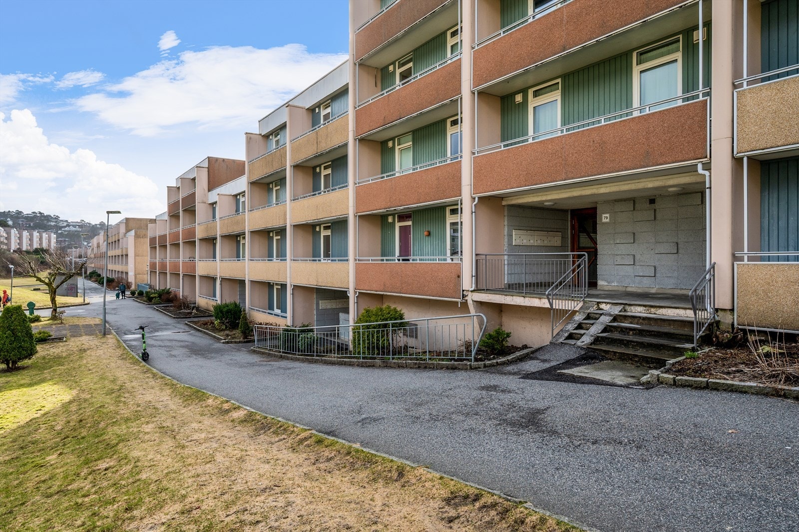 Leiligheten ligger fint til i byggets tredje etasje og har adkomst via felles trappeoppgang. Galleribilde