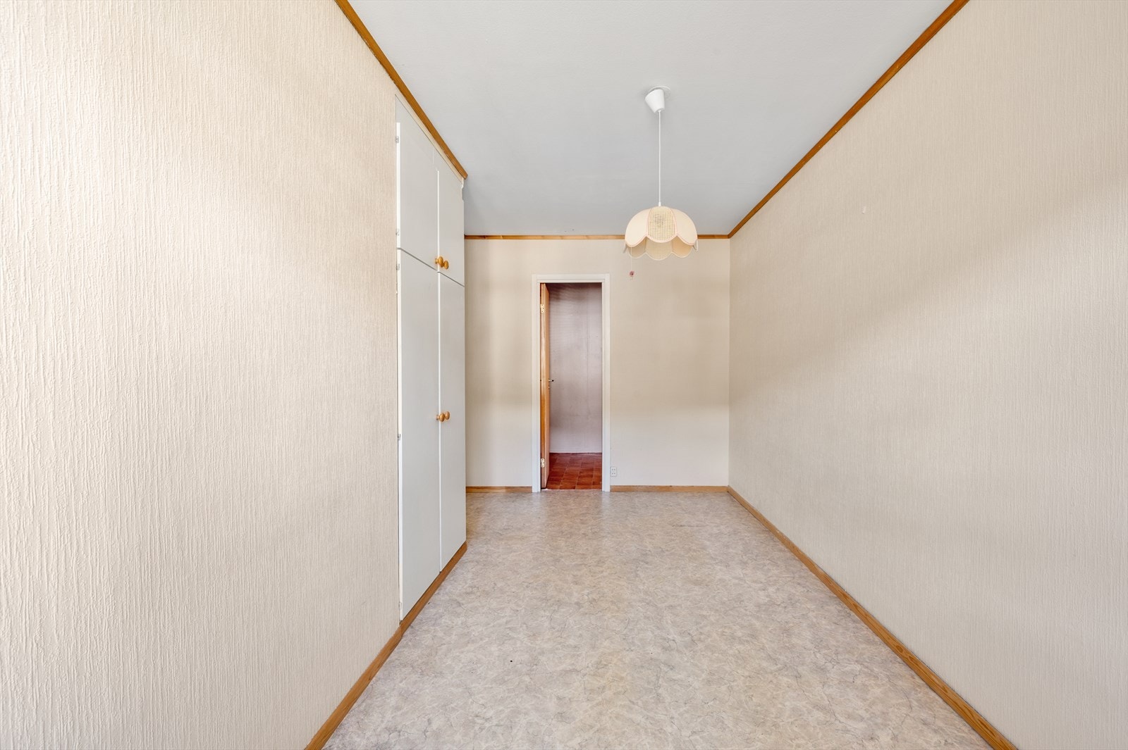 Fra dette soverommet er det adkomst til en innvendig garderobe/bod. Galleribilde