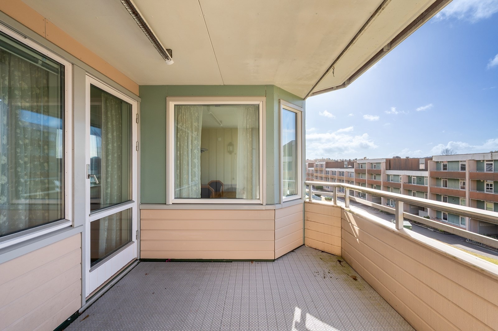 Leiligheten har en svært sentral beliggenhet, midt i smørøyet av Fyllingsdalen. Her har du Oasen senter og Fyllingsdalen terminal nærmest rett utenfor dørstokken. Galleribilde