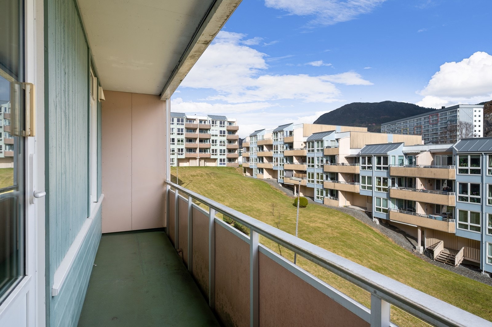 Herfra kan man nyte utsikt over borettslagets fellesarealer samt omkringliggende fjell og grøntområder. Galleribilde