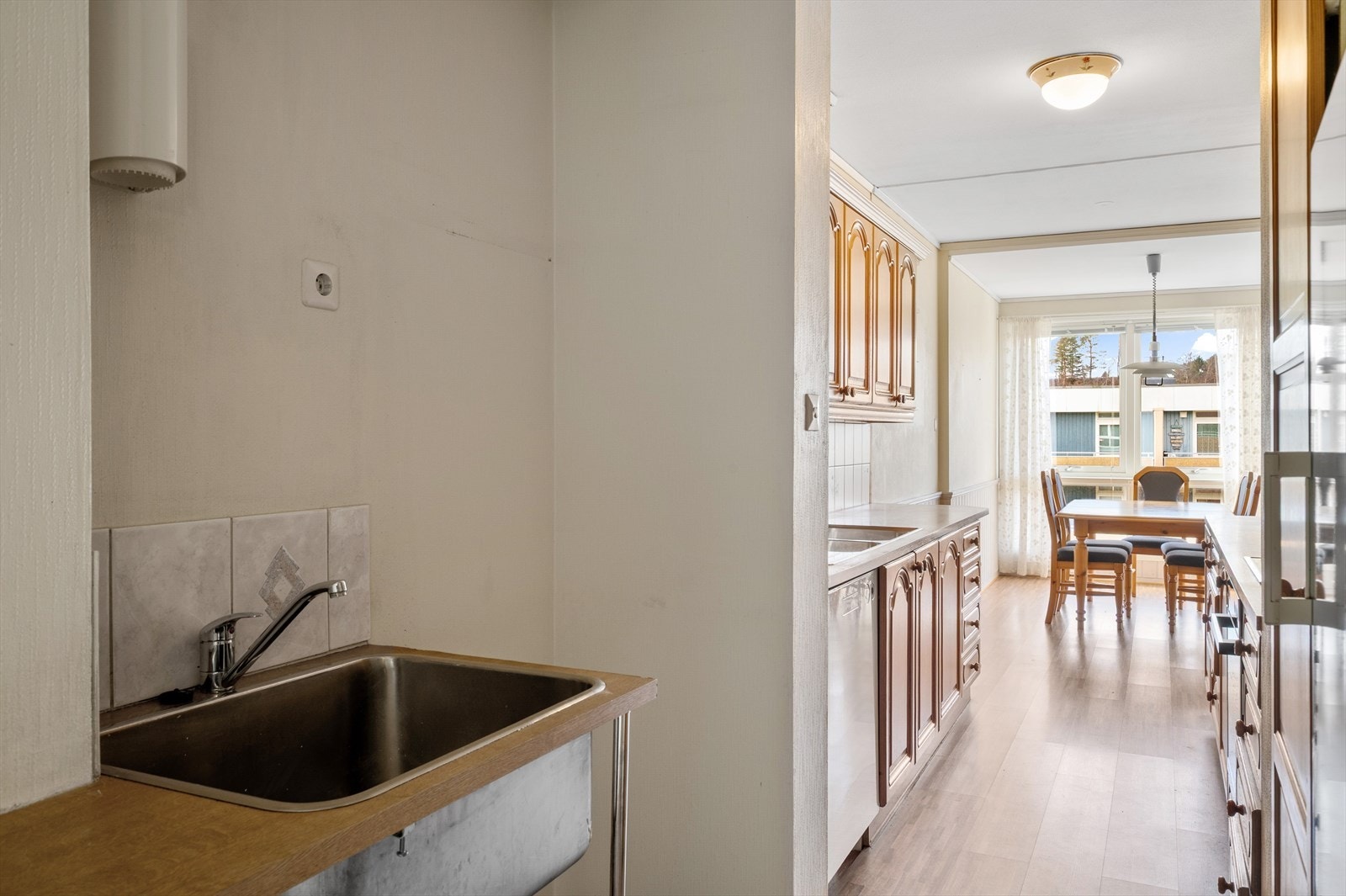 Vaskerommet er innredet med opplegg for vaskemaskin og utslagsvask i stål. Galleribilde