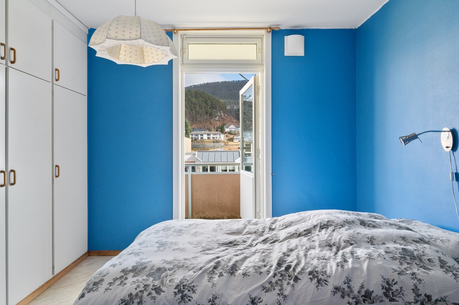 Fra dette soverommet er det utgang til en herlig østvendt terrasse på 6 m². Galleribilde