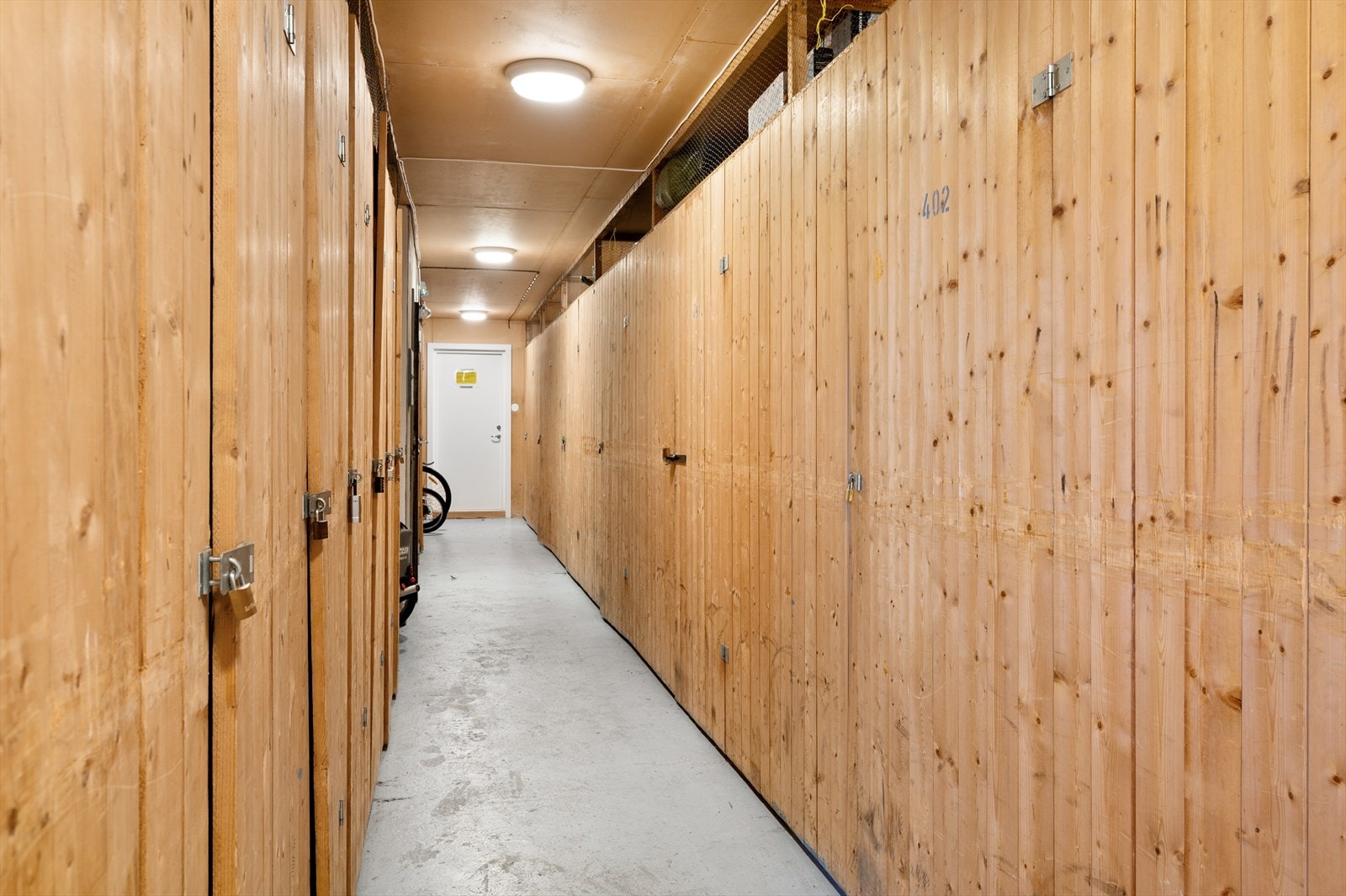 Med leiligheten følger det to eksterne boder i kjeller på henholdsvis 0,4 m² og 4,4 m². Galleribilde