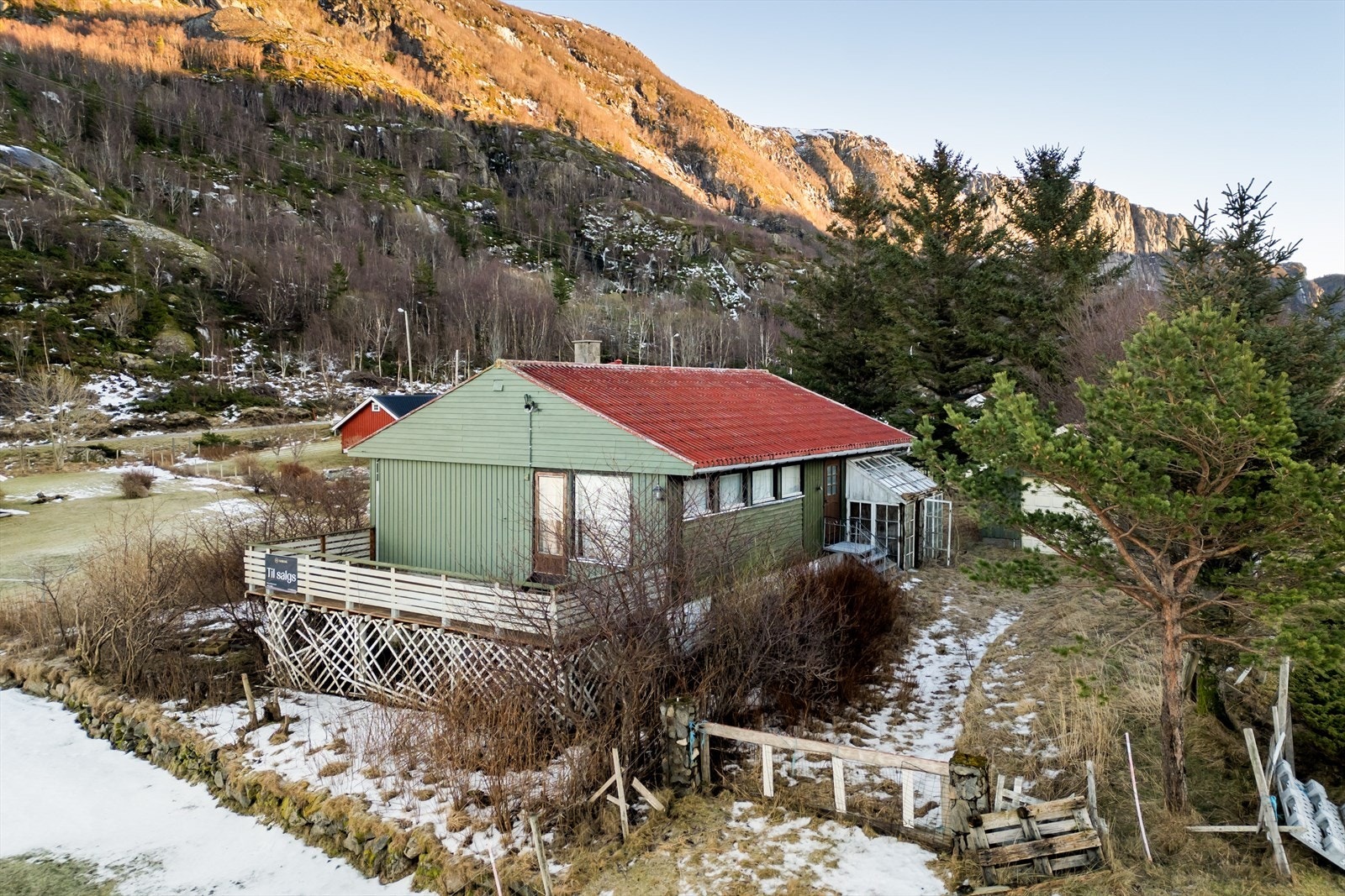 Boligen har delvis oppgraderingsbehov som gir muligheten til å sette sitt eget preg på boligen. Galleribilde