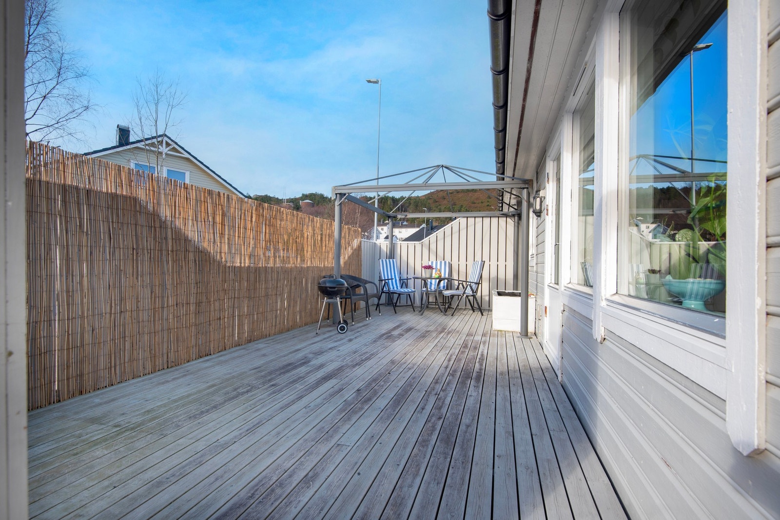 Romslig terrasse som er godt skjermet mot innsyn Galleribilde