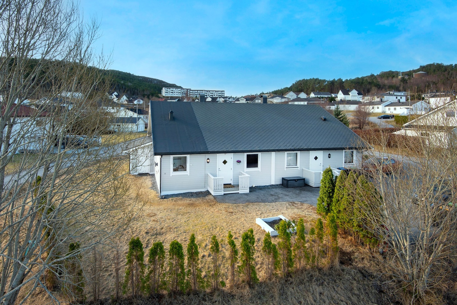 Fasade og hage Galleribilde