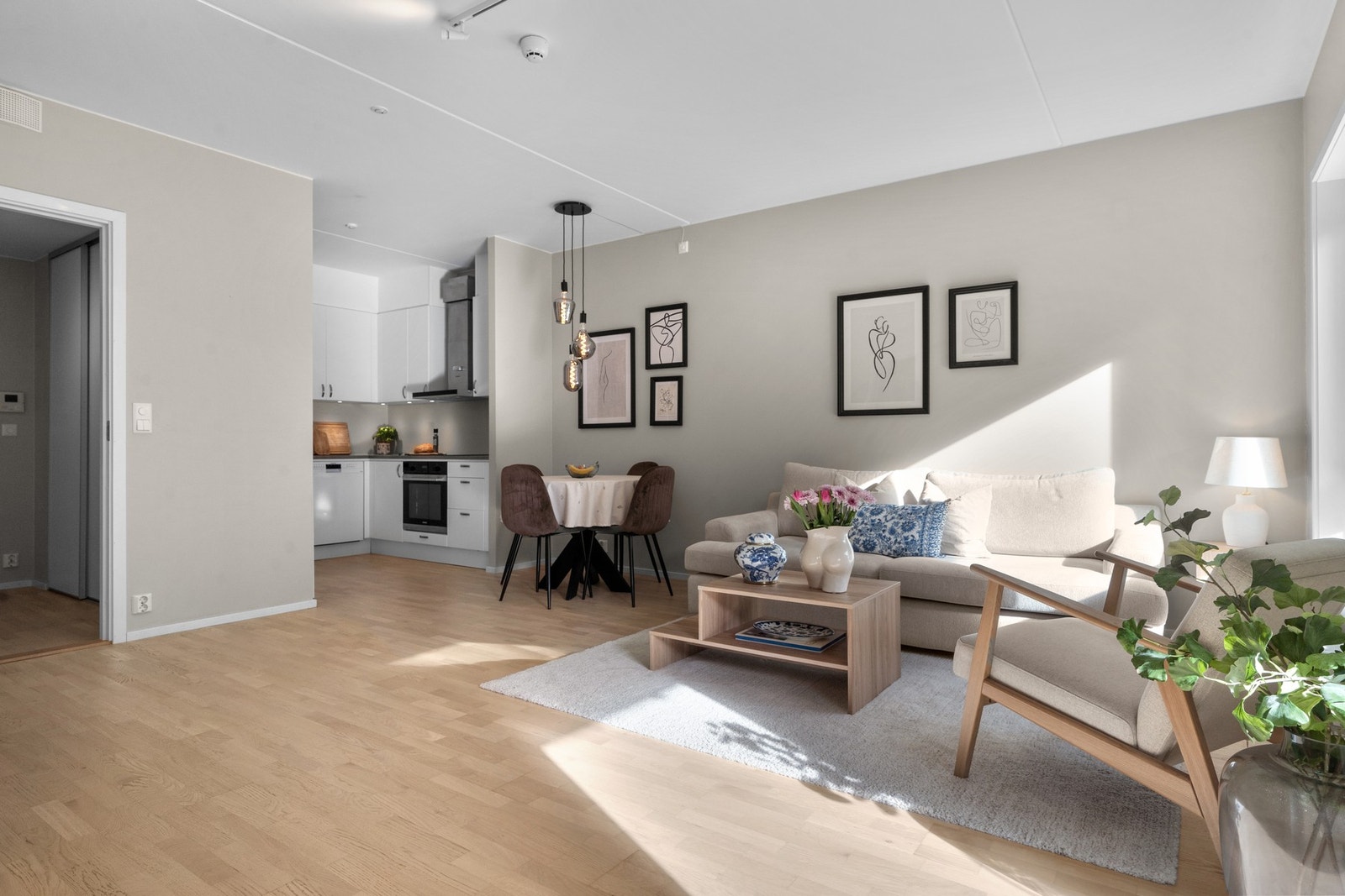 Både varmtvann og oppvarming (a-konto) og bredbånd er inkl. i de månedlige felleskostnadene. Galleribilde