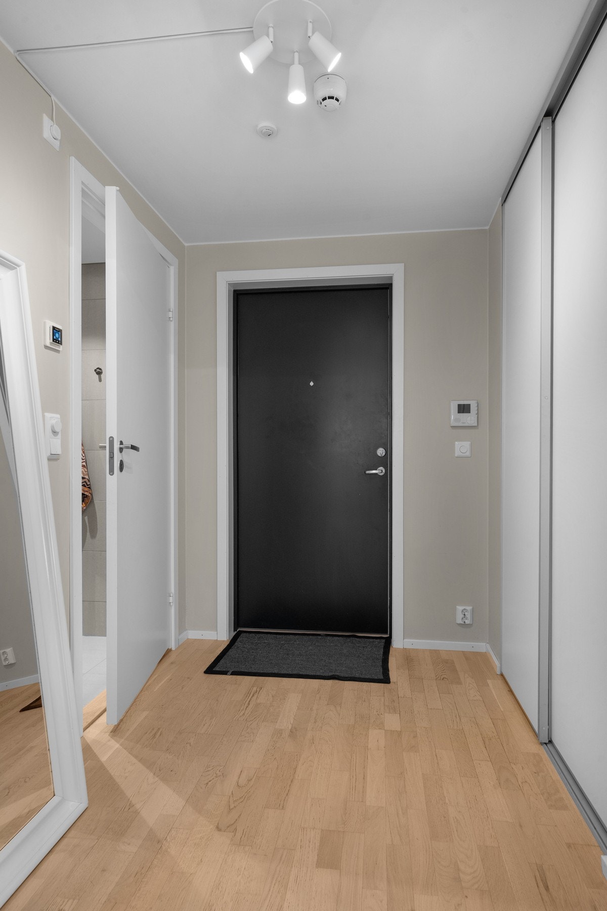 Leiligheten har også en innebygd skyvedørsgarderobe i entreen og lagringsplass i en disponibel bod på ca. 5 kvm i underetasjen. Galleribilde