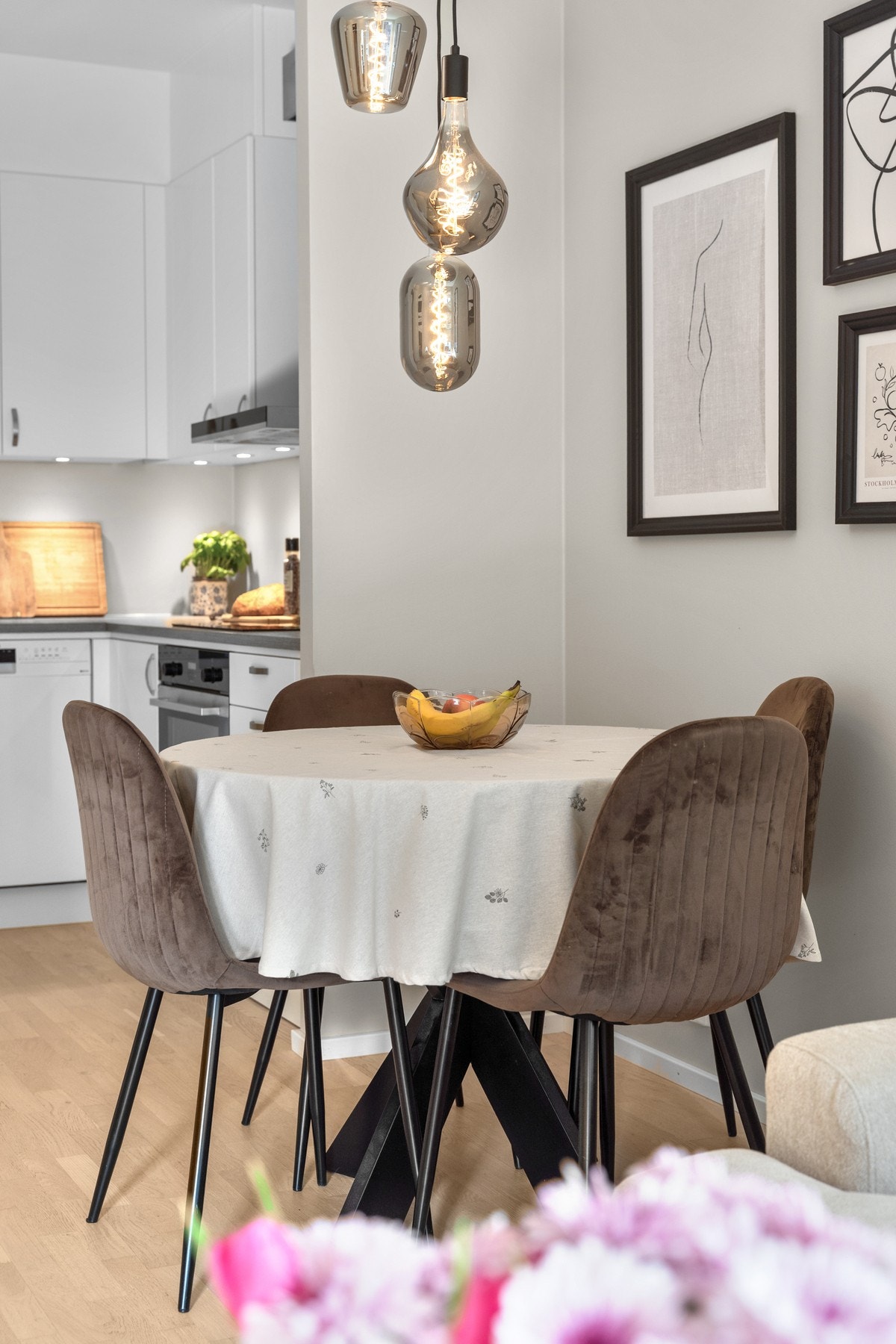 I sonen mellom stuen og kjøkkenet passer det utmerket å innrede med et spisebord. Galleribilde