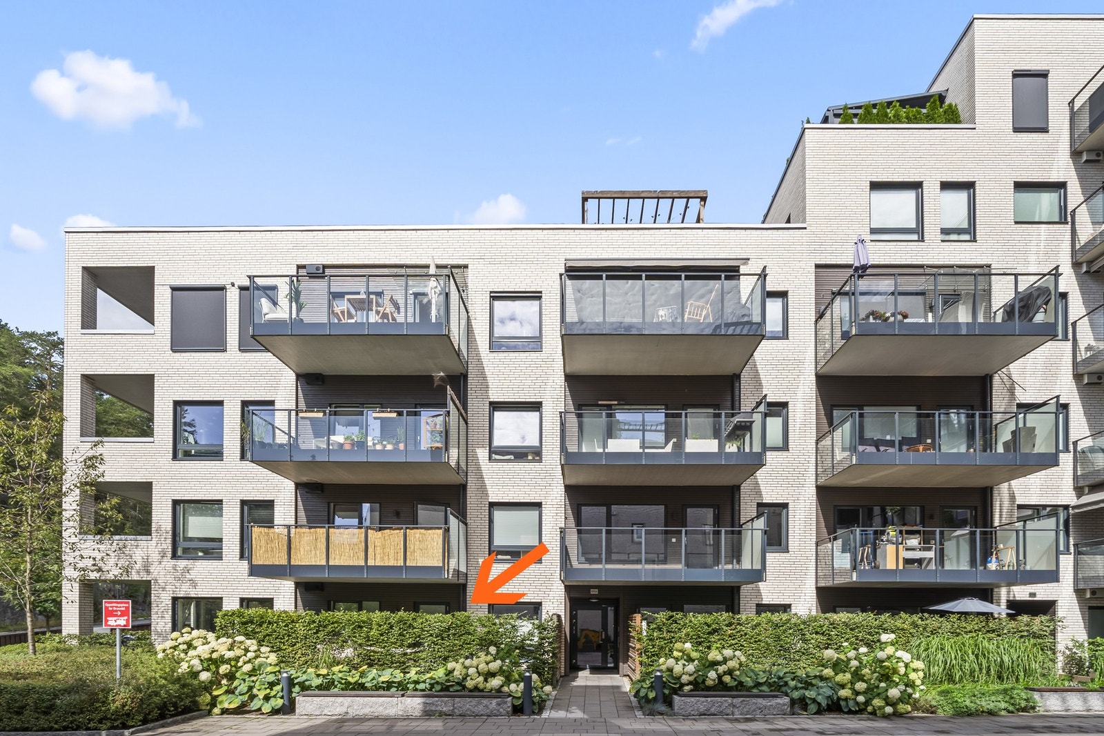 Moderne og pen 2-roms leilighet fra 2019 på 50m² med medfølgende garasjeplass og 15 kvm terrasse. Leiligheten ligger i kort gangavstand fra T-bane og Østmarka. Ingen forkjøpsrett. Galleribilde