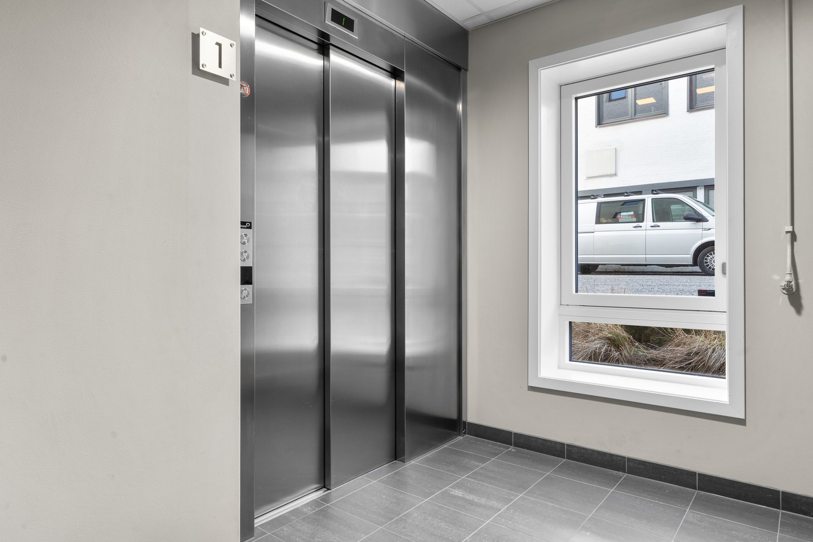 Det er heis i bygget som tar deg ned til underetasje med bod, opp til felles takterrasse eller ned til garasjeanlegget. Galleribilde