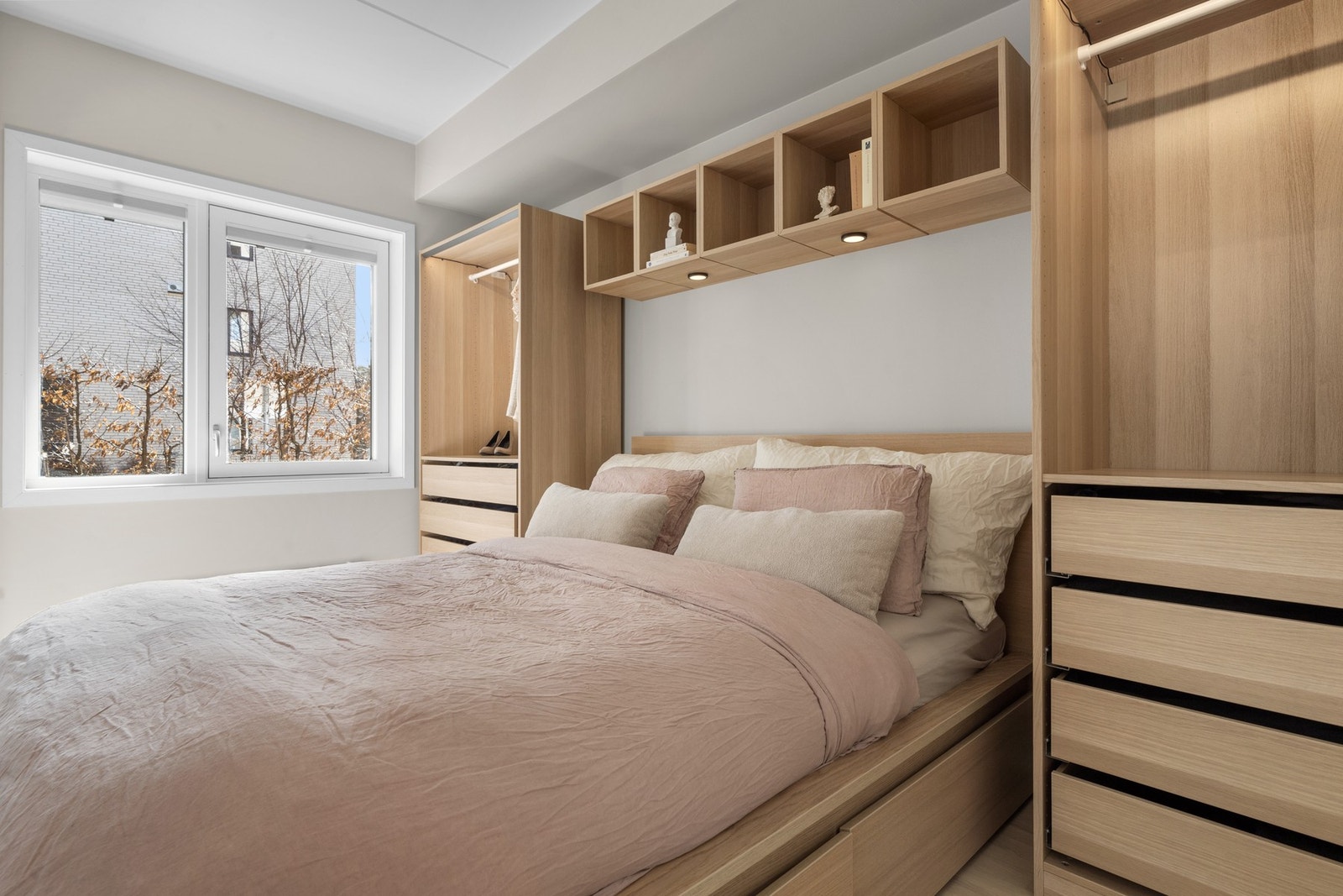 Soverommet har adkomst fra stuen via to skyvedører, én på hver side av sengeplassen. Galleribilde