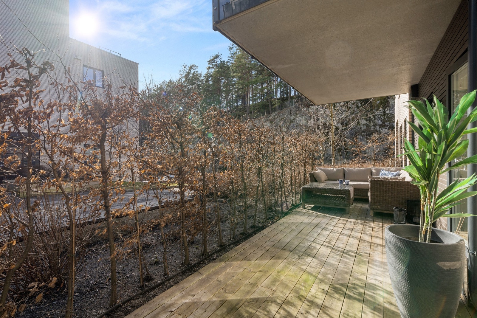 Sommerstid er terrassen en deilig forlengelse av rommet, og terrassen har god plass til utemøbler og grill. Galleribilde