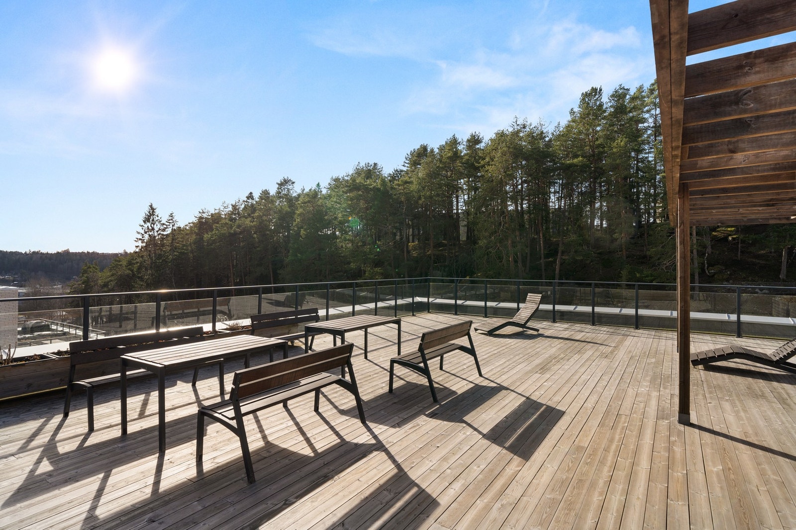 Fra boligen er det heisadkomst opp til en flott takterrasse. Bygget har flere felles takterrasser og ellers flotte felles fasiliteter som sykkelbod, vaskehall og smørebod med utlån av ski og sykler. Galleribilde