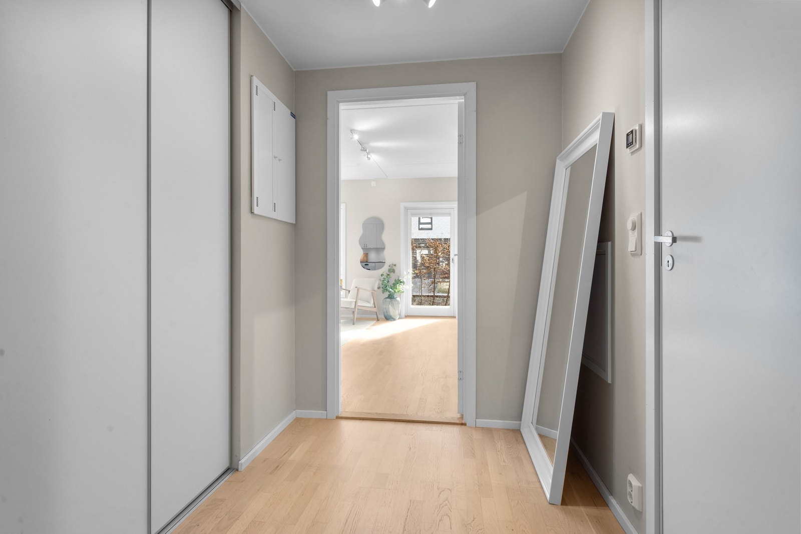 Fra entrèen er det videre adkomst til badet. Galleribilde