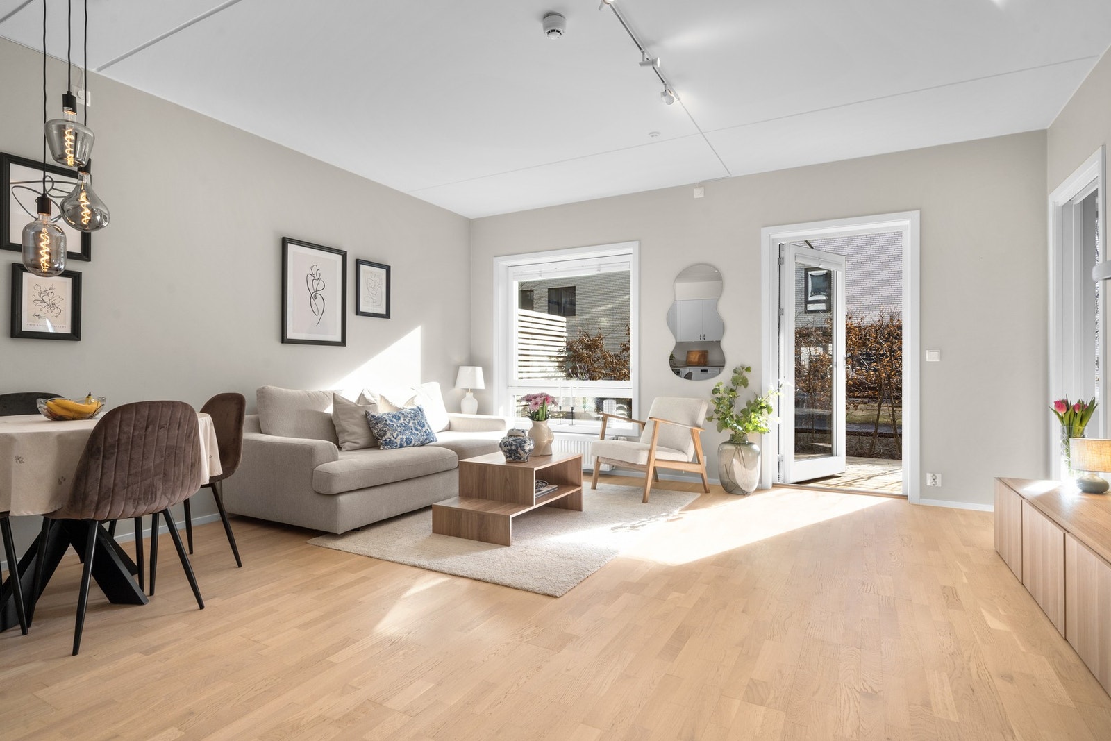 Stuen er ekstra lys og luftig med takhøyde på ca. 2,6 meter og store vindusflater som gir godt med naturlig lysinnslipp. Galleribilde