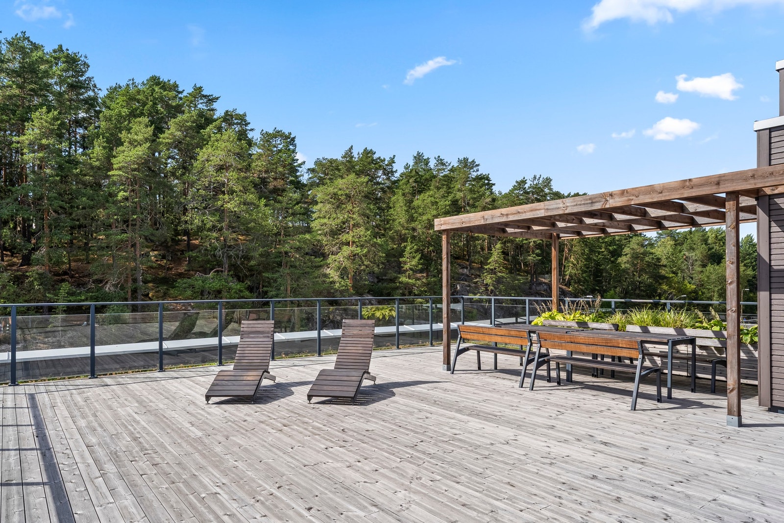 Takterrassen er utført i samme materialer som leilighetens terrasse og har grønt utsyn som strekker seg vidt over bebyggelsen, skogen og marka. Galleribilde