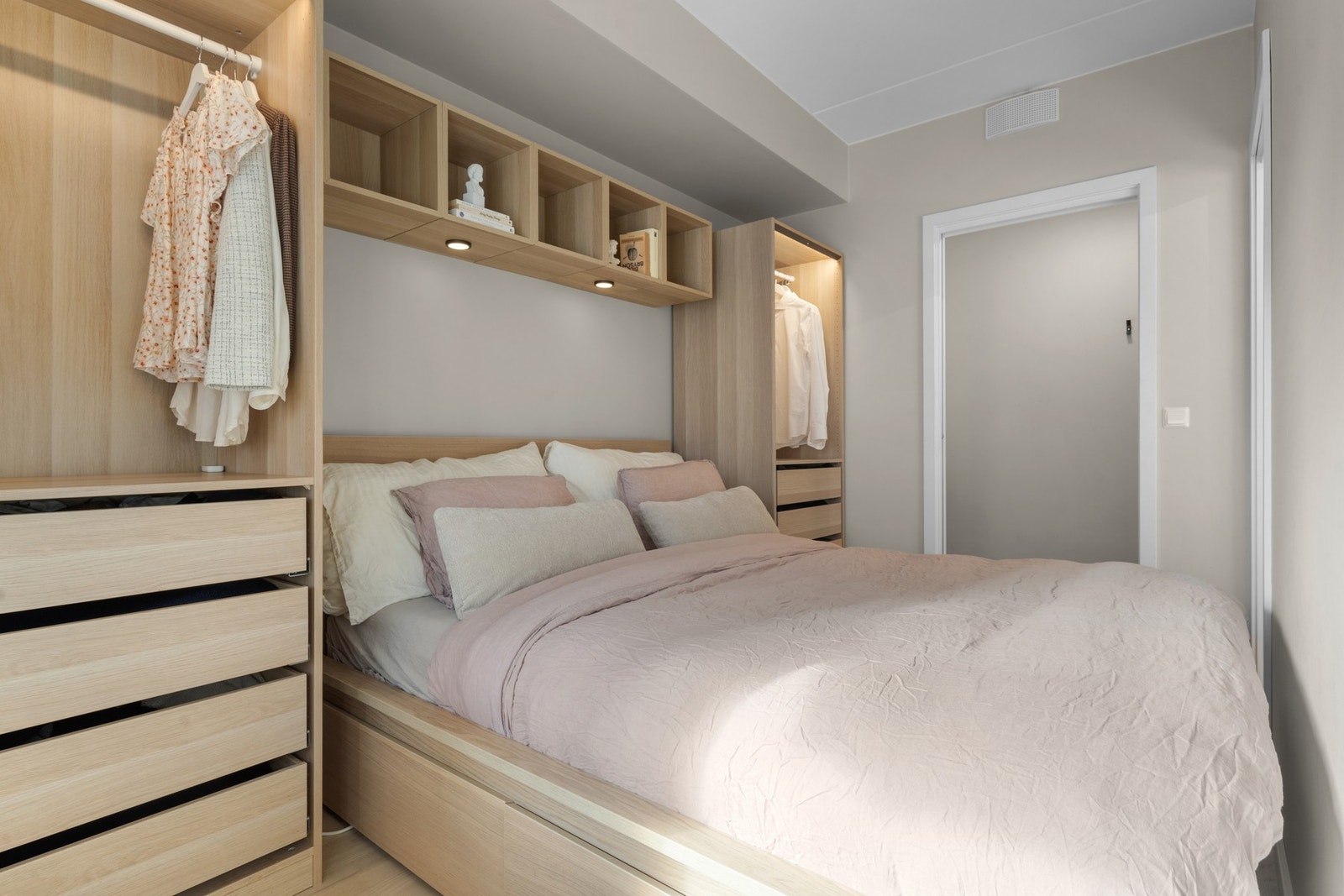 Rommet har fin plass til dobbeltseng og er innredet med smarte garderobeløsninger. God takhøyde på ca. 2,6 meter. Galleribilde