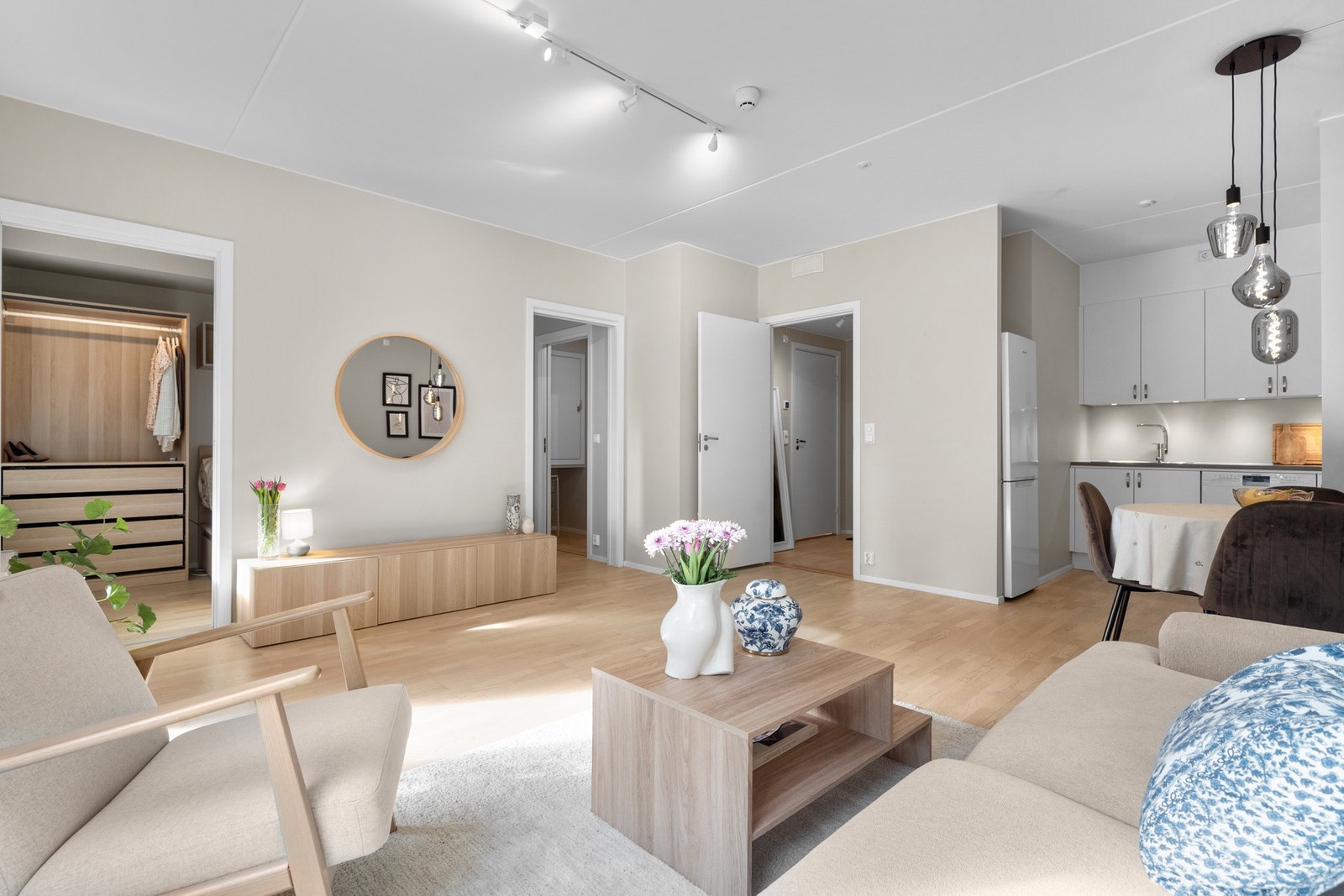 Stuen ligger i en delvis åpen løsning mot kjøkkenet, og har god plass til både sofa og spisebord. Galleribilde