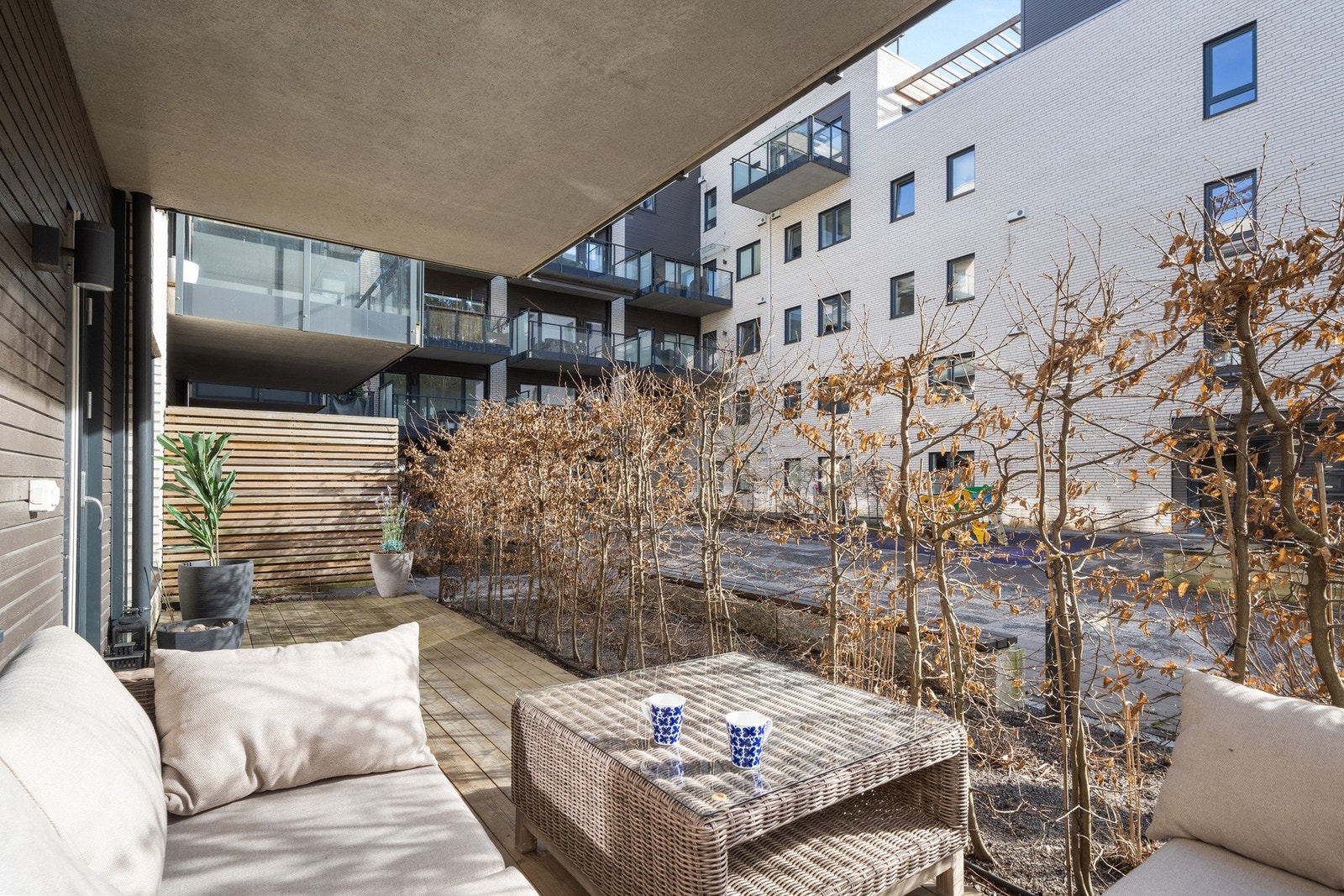 Fra stuen er det utgang til en sydvestvendt terrasse på ca. 15 kvm. Galleribilde