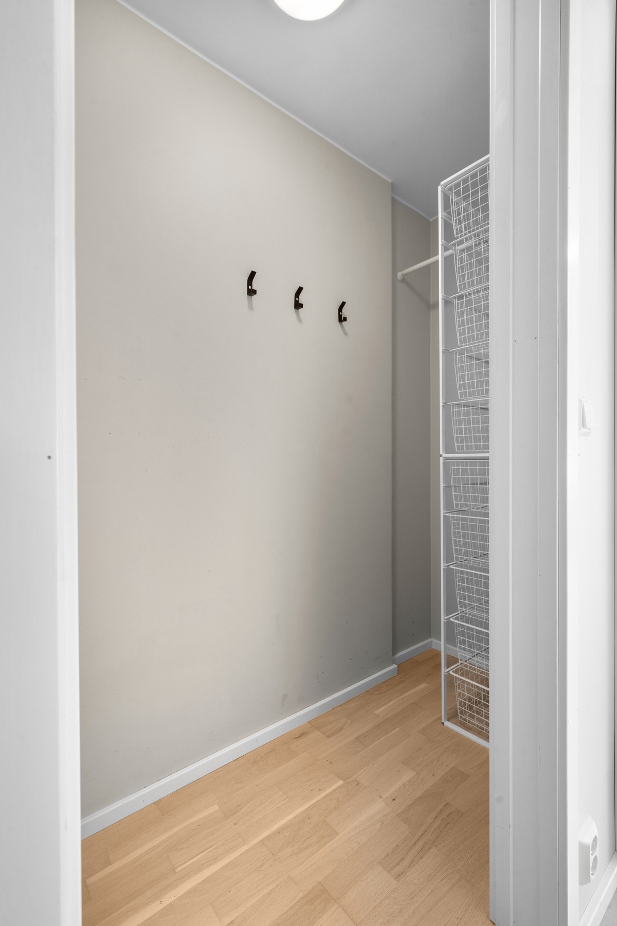 Fra soverommet er det adkomst til en svært praktisk bod på ca. 2 kvm, med takhøyde på ca. 2,6 meter. Galleribilde