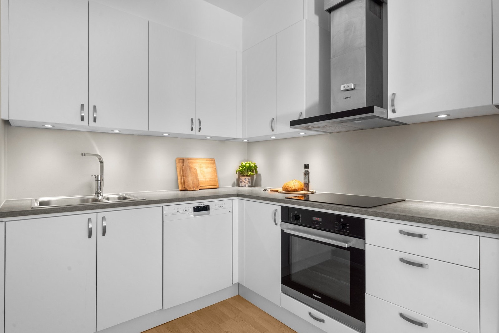 Videre det integrerte hvitevarer foruten kjøleskapet. Ventilator er tilkoblet balansert ventilasjon. Det er installert automatisk lekkasjestopper til oppvaskmaskinen og komfyrvakt til platetoppen. Galleribilde