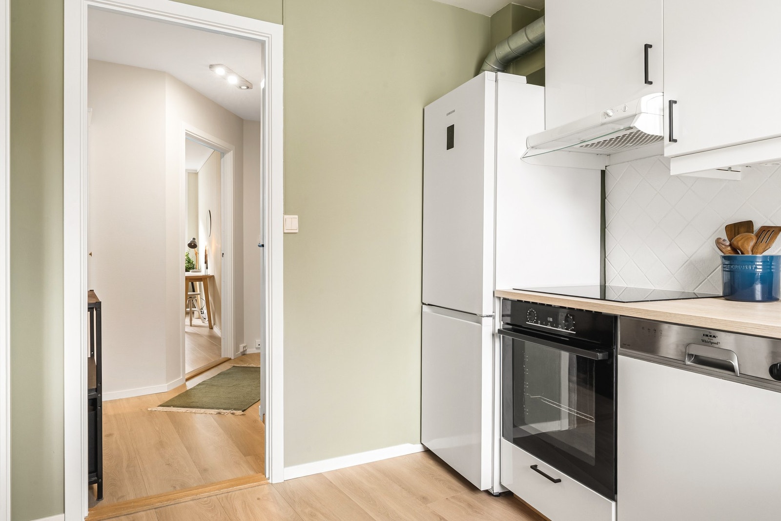 På kjøkkenet er det integrert platetopp (2026), stekeovn og ventilator i tillegg til plass/opplegg for vaskemaskin og kjøleskap. Galleribilde