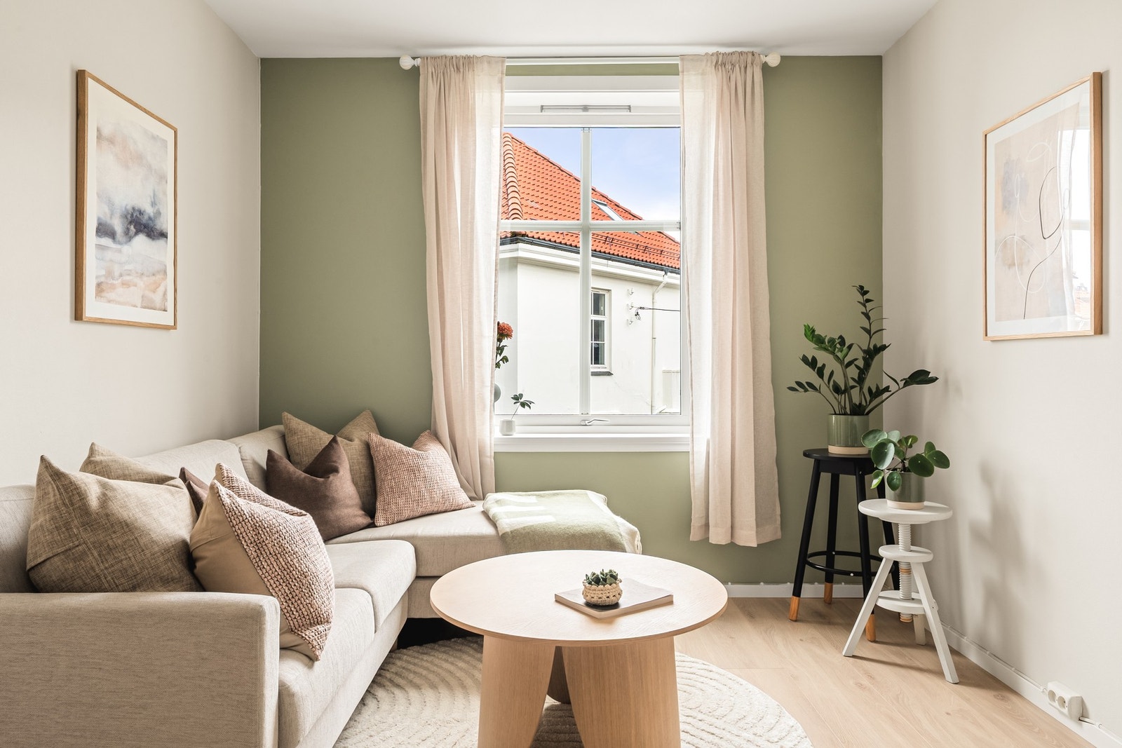 Lys og trivelig stue med slette vegger og 1-stavs gulv. Galleribilde