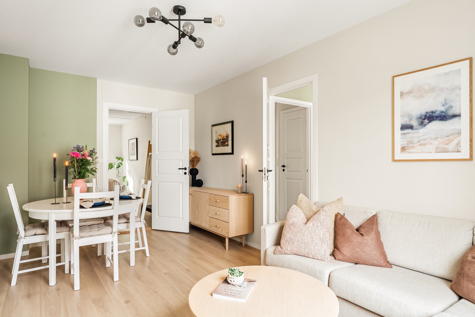 I stuen er det plass til både sofagruppe og spisebord. Galleribilde