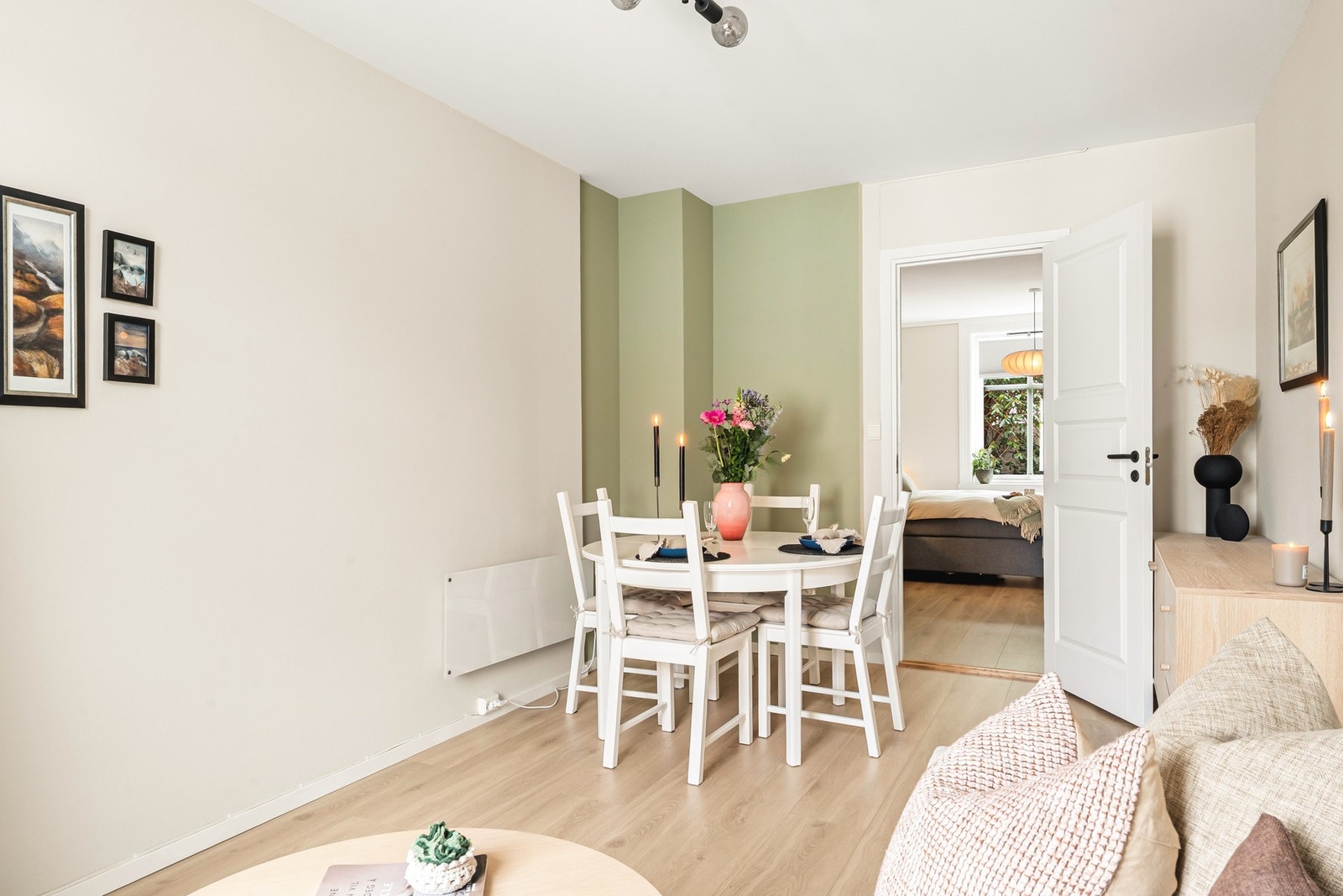 Stuen måler 14,2 kvm og har en praktisk utforming som gjør den lett å møblere etter eget ønske. Galleribilde