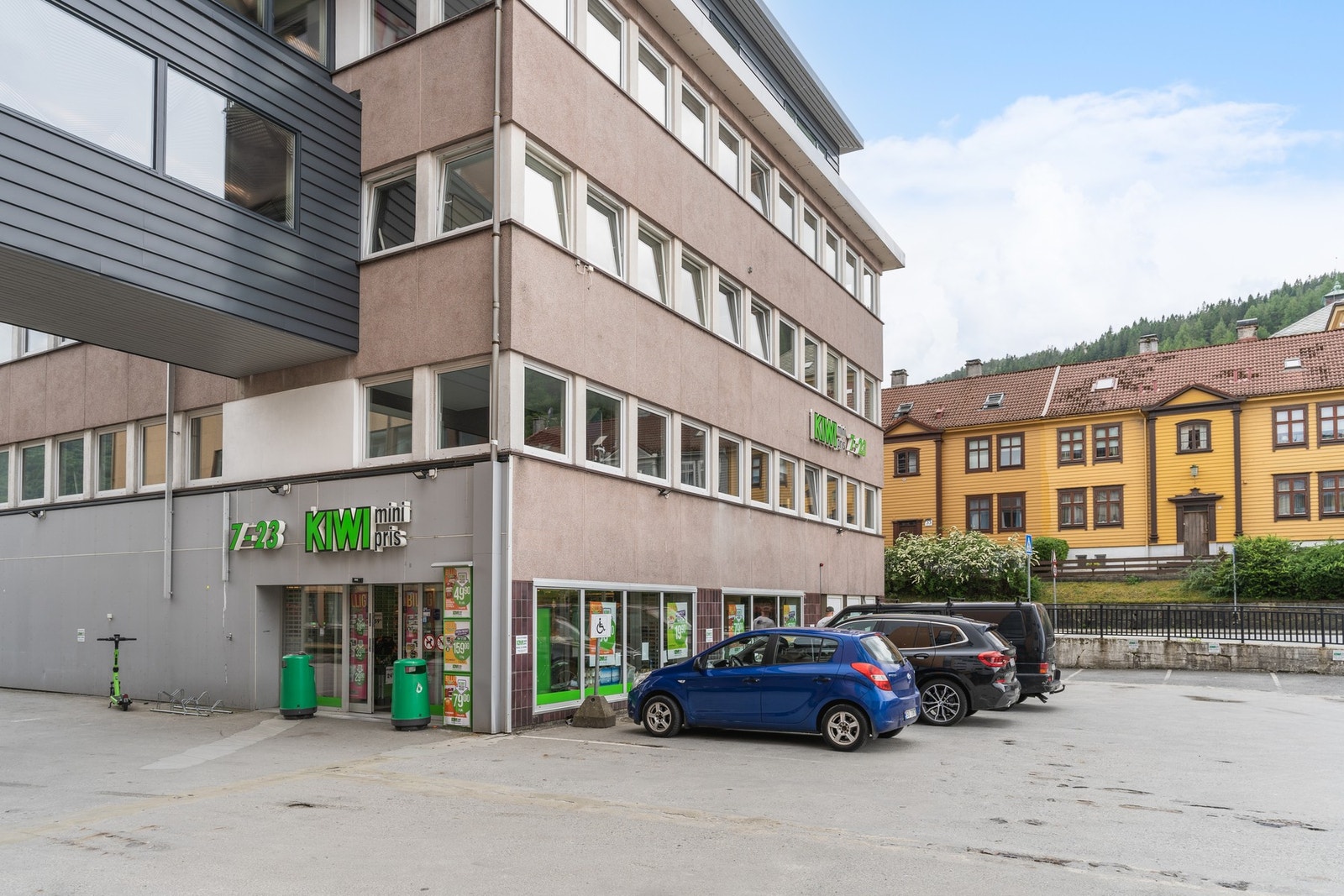 500 meter til dagligvarebutikker Kiwi, i tillegg er det to nærbutikker like ved leiligheten, der den ene er søndagsåpen. Galleribilde