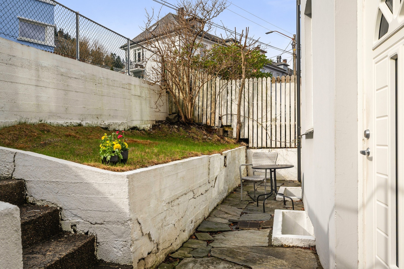 Trivelig inngangsparti med sol frem til ca. 19 midtsommers. Galleribilde