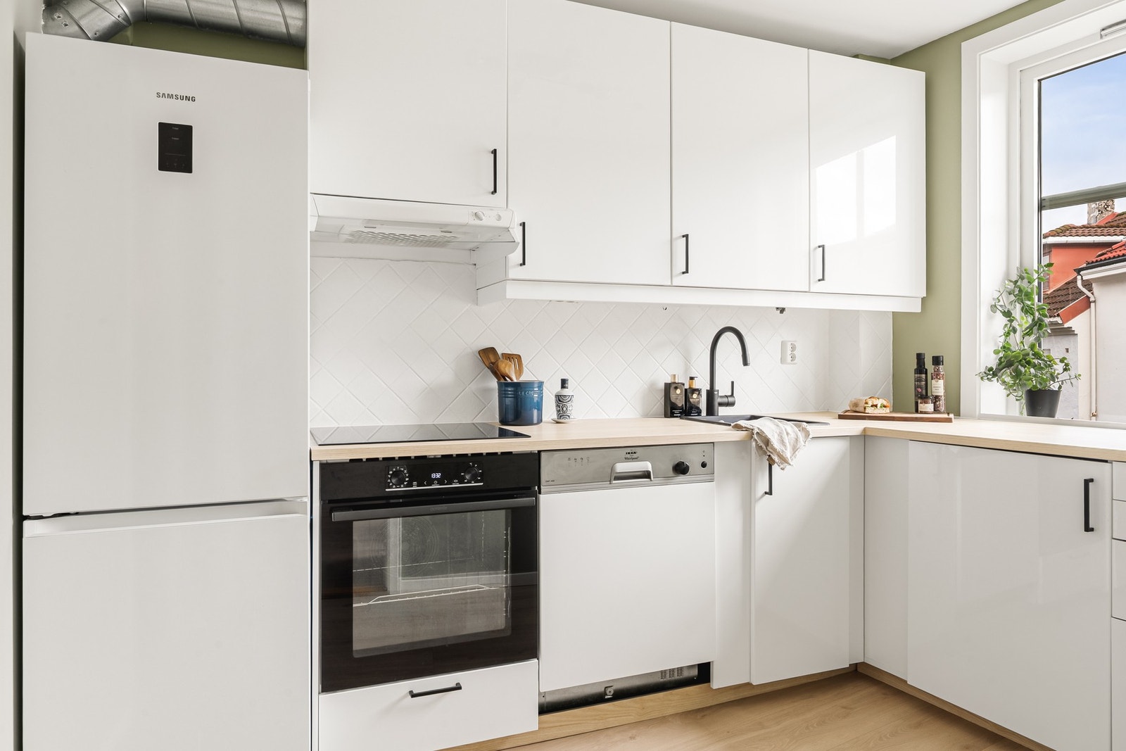 Leiligheten har separat kjøkken på 6,8 kvm. Nedre del av kjøkken ble byttet i 2023 med nytt skrog, vask, stekeovn, blandebatteri og benkeplate. Galleribilde