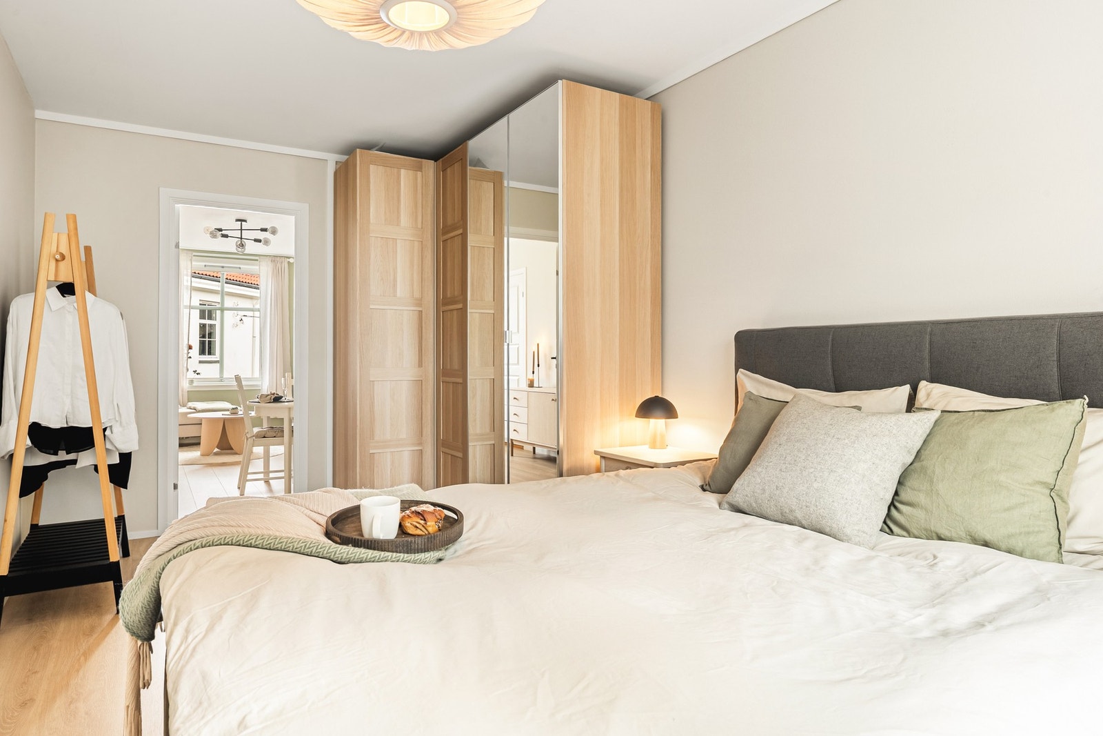 På soverommet er det god plass til dobbeltseng, garderobe og tilhørende møblement. Galleribilde