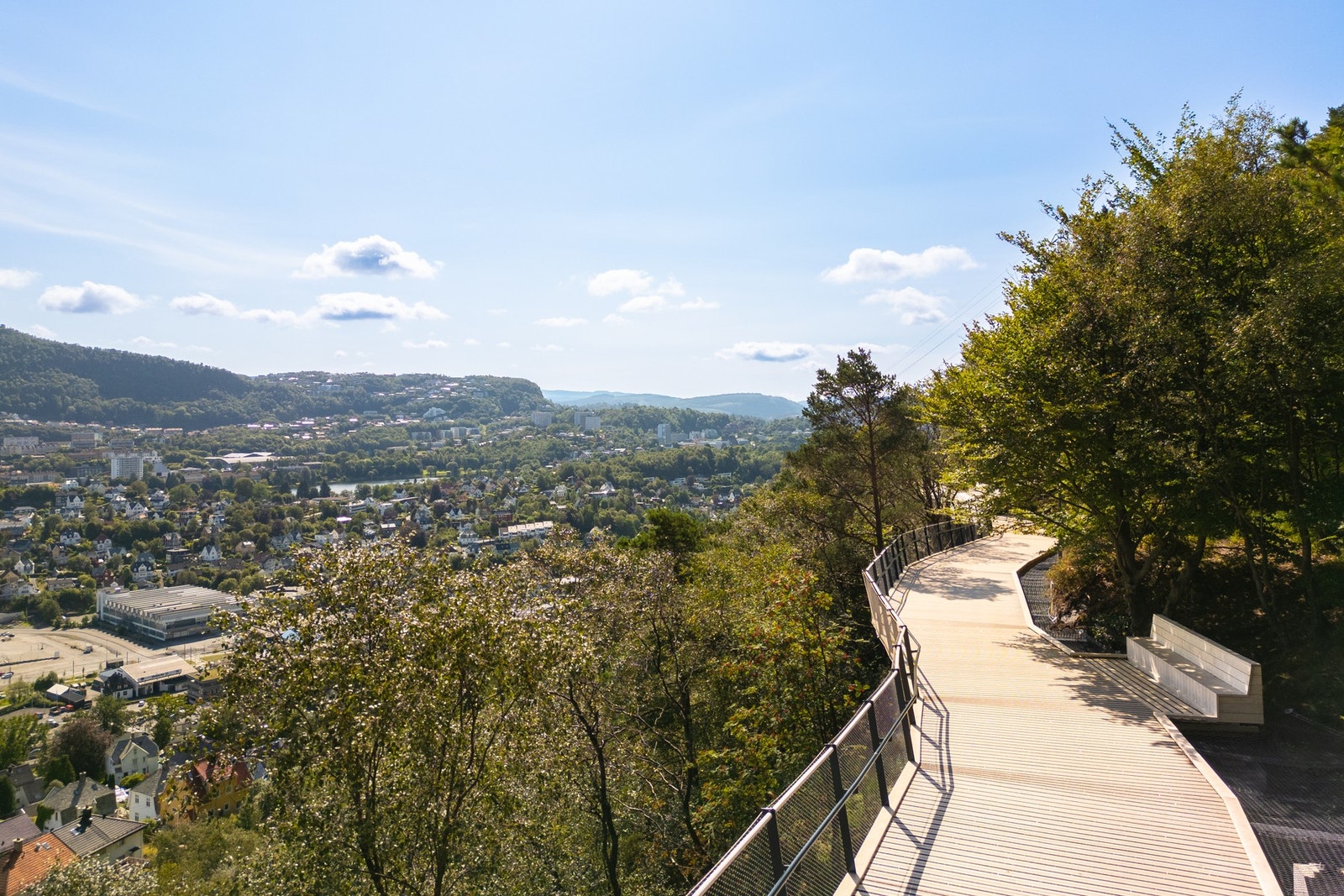 Flotte Løvstien ligger like ovenfor leiligheten og er perfekt for en søndagstur, det går også fin tursti opp til Løvstakken like ved. Galleribilde