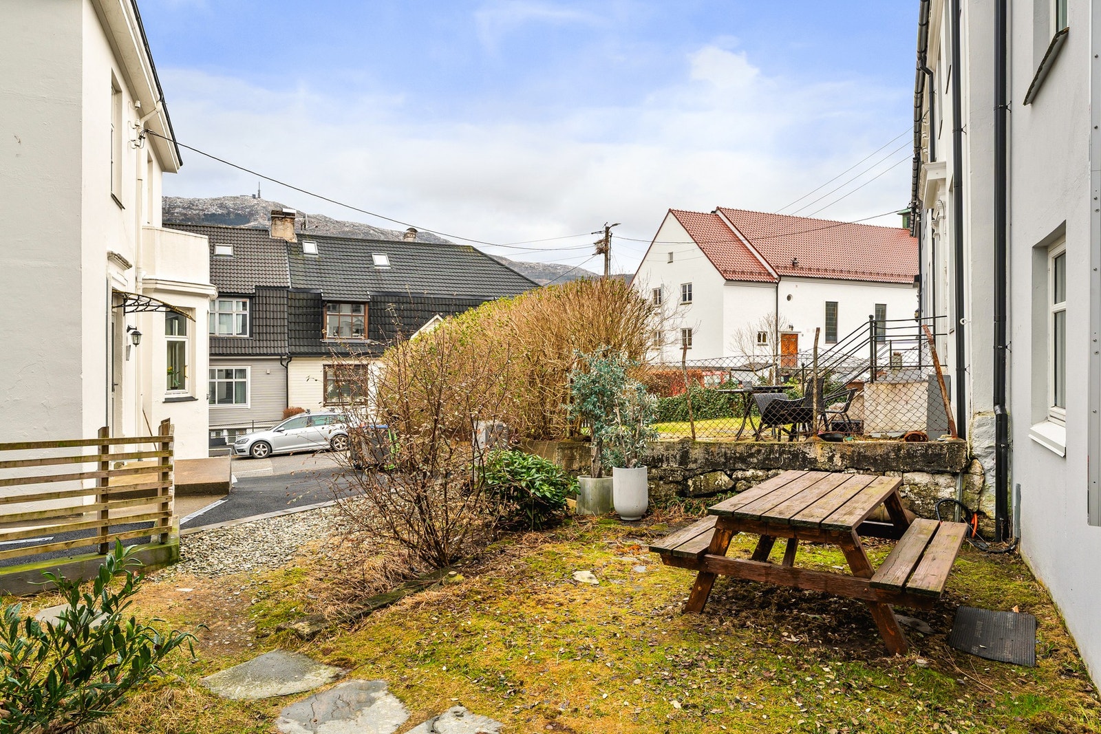 Hyggelig felles uteområde med morgensol. Galleribilde