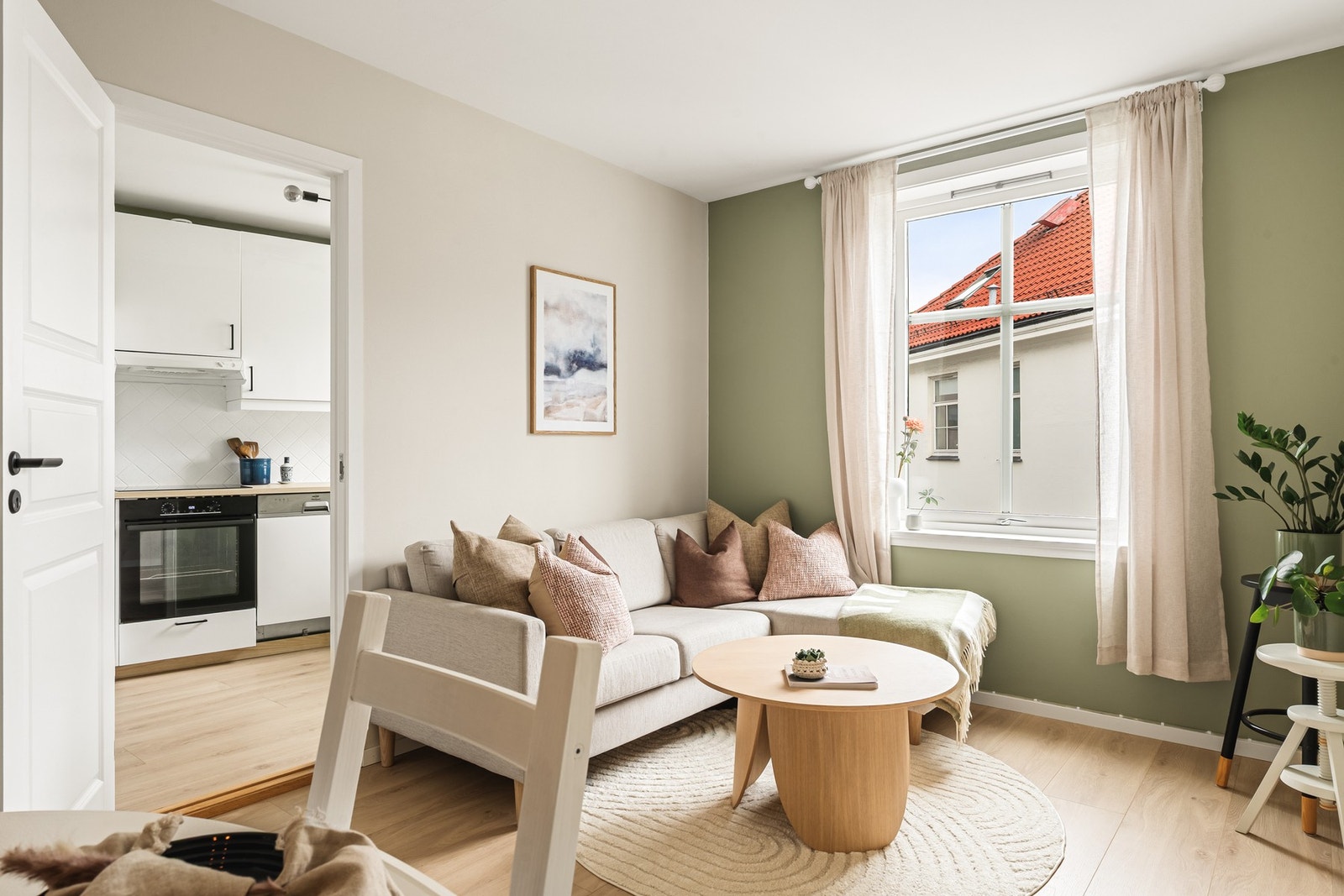 Det ble lagt nytt gulv i stue, kjøkken og begge soverommene i 2023. I gangen ble det lagt nytt gulv i 2025. Galleribilde