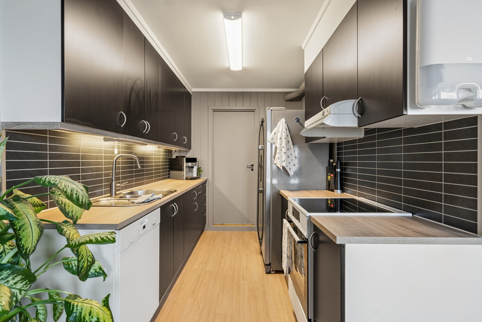 Dobbel stålvask med benkebeslag gir praktisk arbeidsområde. Galleribilde