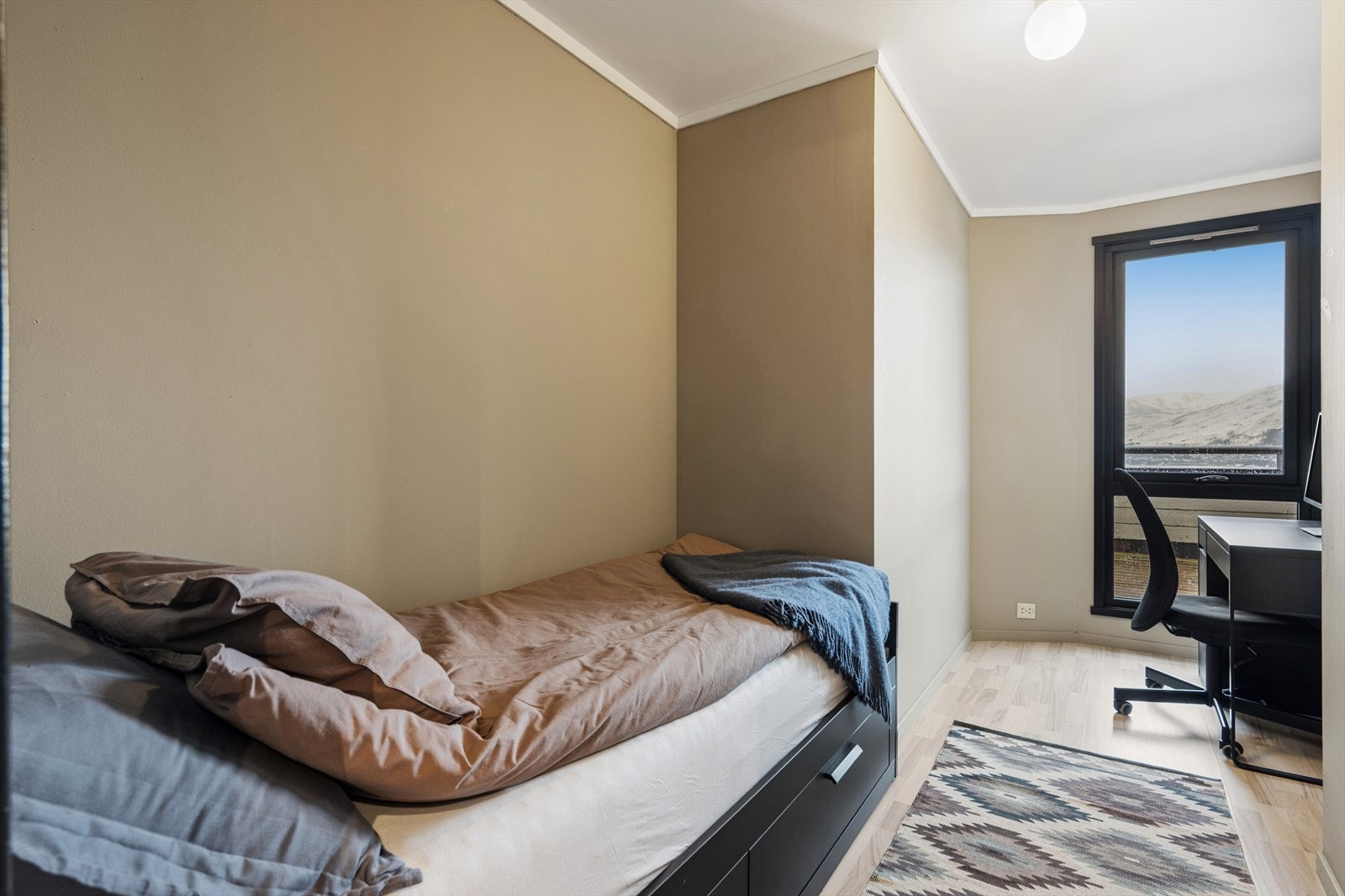 Soverom med plass til enkeltseng og arbeidsområde. Galleribilde