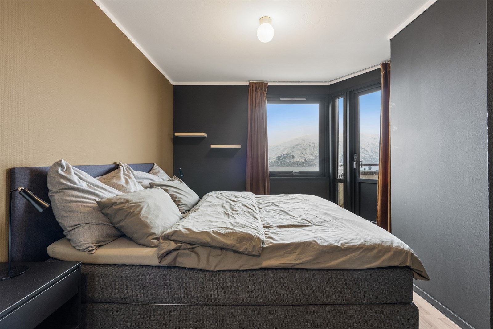 Hovedsoverommet er malt i tidsriktige og moderne farger. Galleribilde