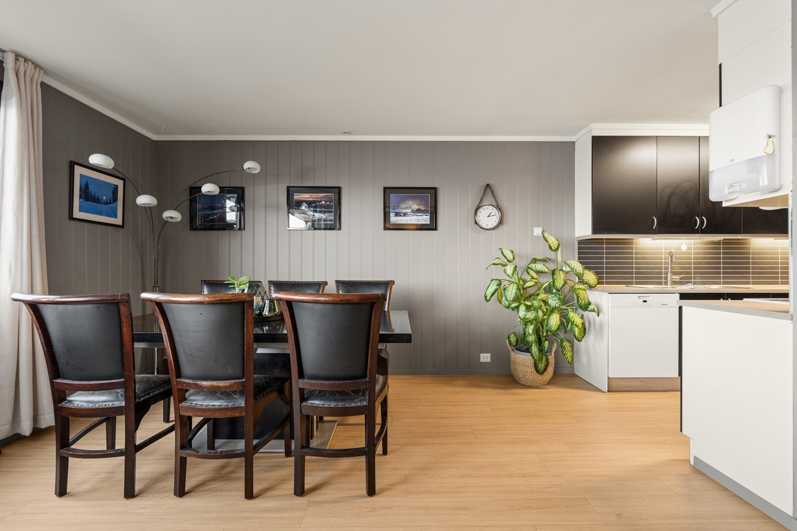 Spiseplassen har praktisk plass mellom stue og kjøkken. Galleribilde