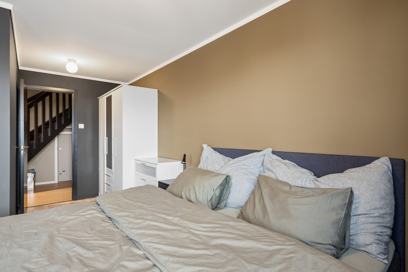 Soverom med plass til dobbeltseng og tilhørende møbler. Galleribilde