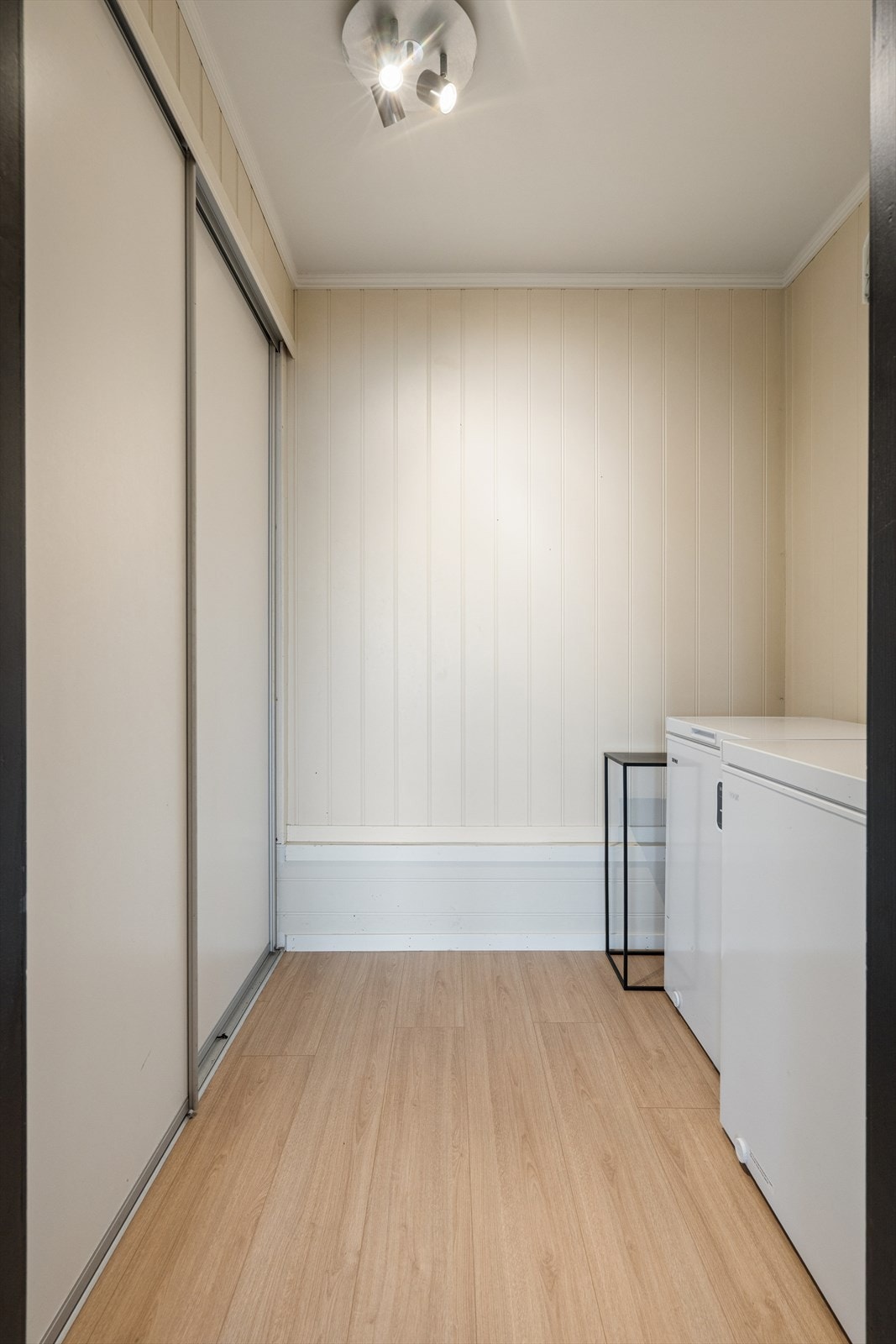 Skyvedørsgarderobe gir effektiv oppbevaringsløsning i boden. Galleribilde